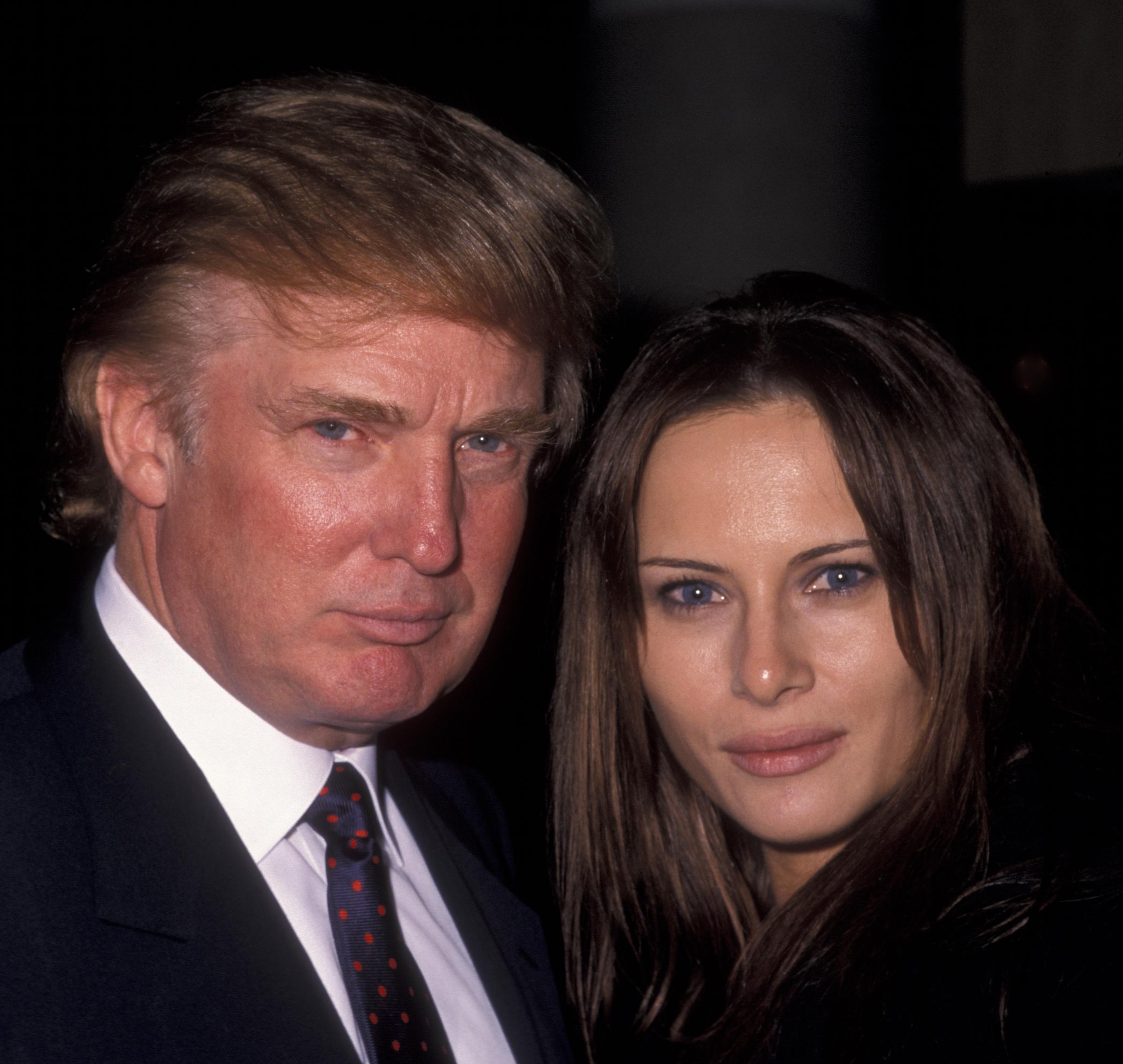 Donald et Melania Trump à l'inauguration de l'hôtel W New York le 1er décembre 1998 | Source : Getty Images