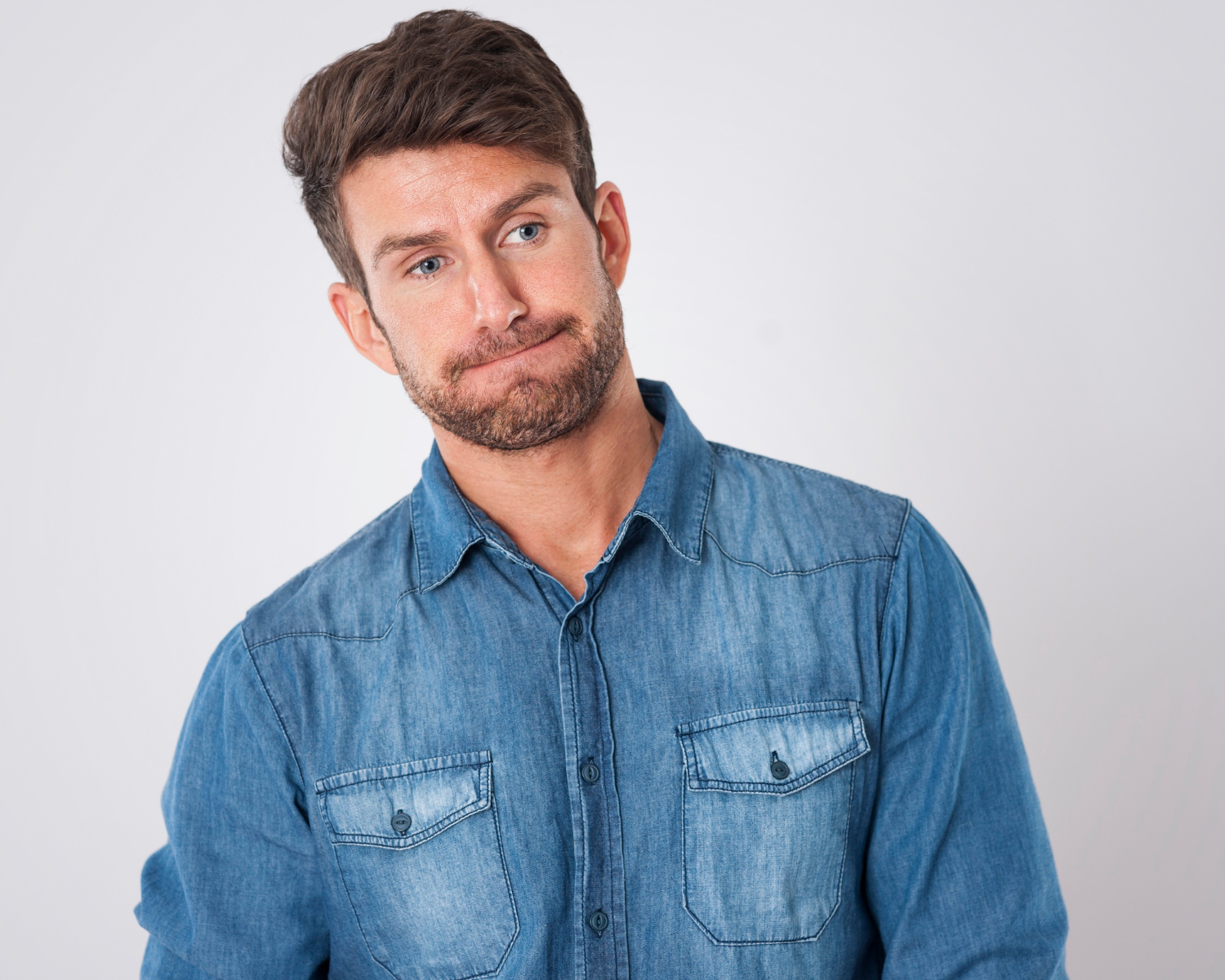 Un homme stressé | Source : Freepik