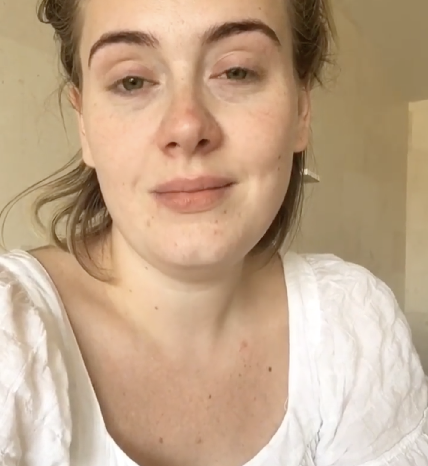 Adele vue sans maquillage dans une vidéo datant du 18 août 2016 | Instagram/adele.