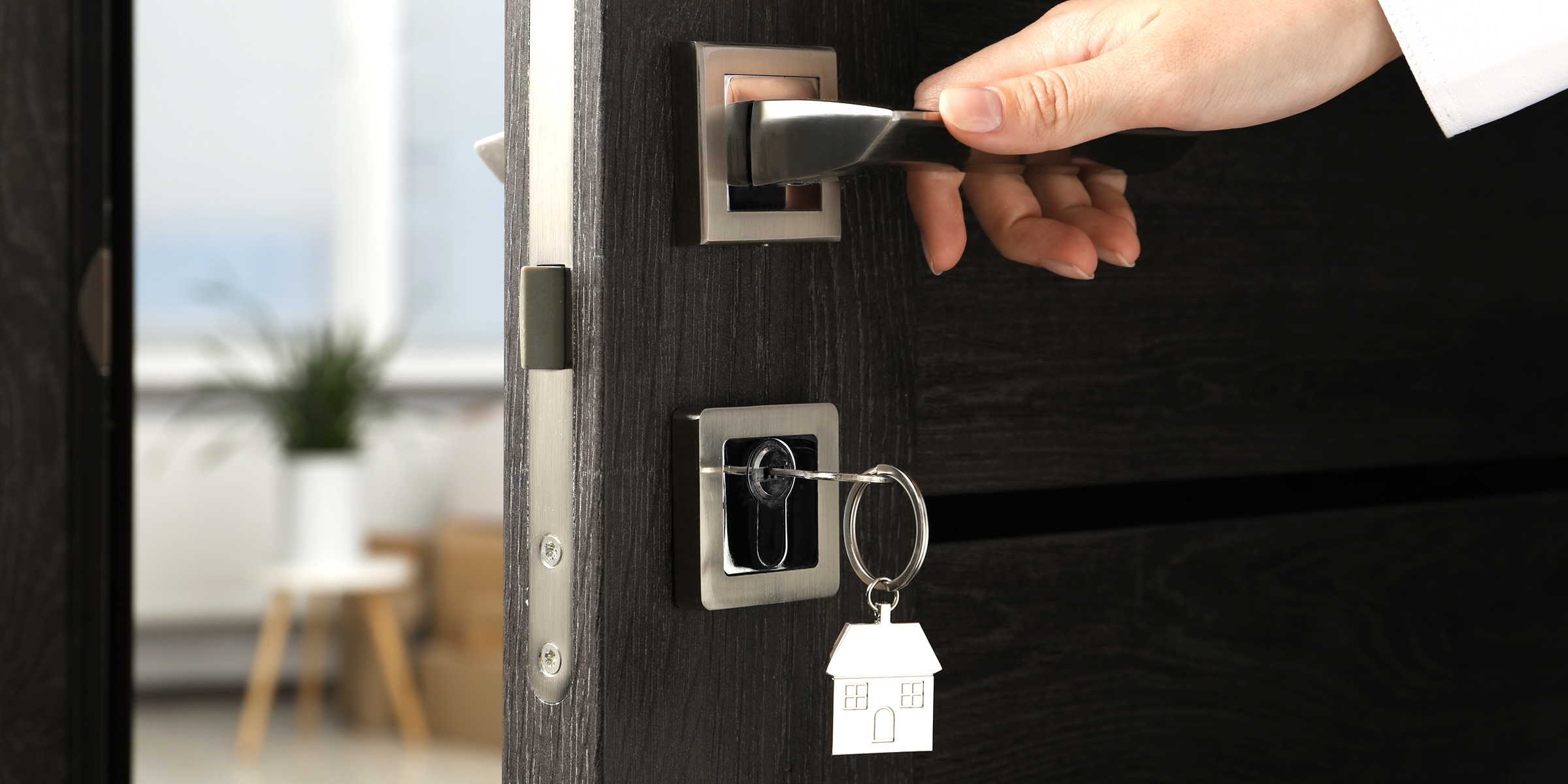 Une femme ouvrant une porte d'entrée | Source : Shutterstock
