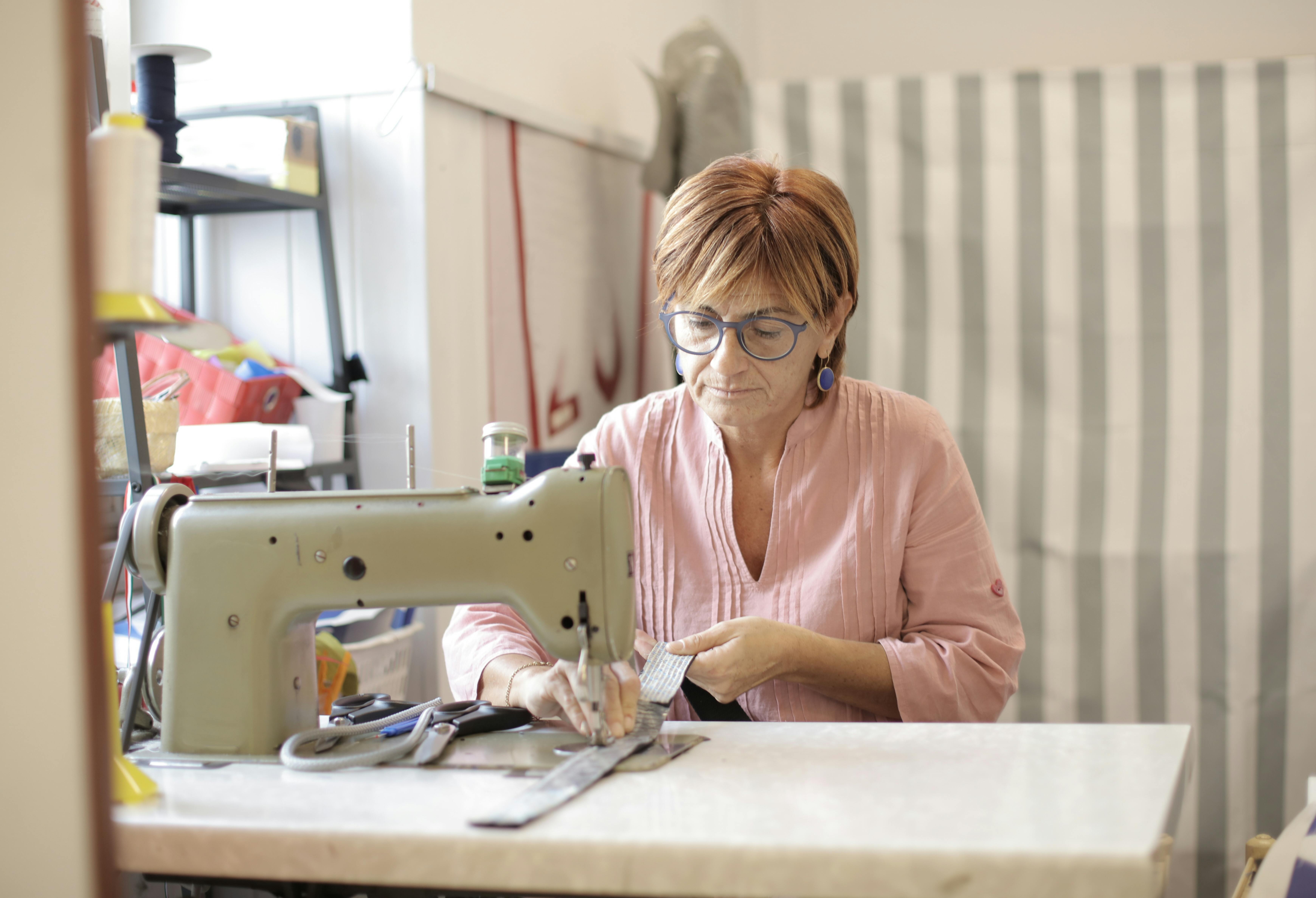Une femme en train de coudre sur une machine | Source : Pexels