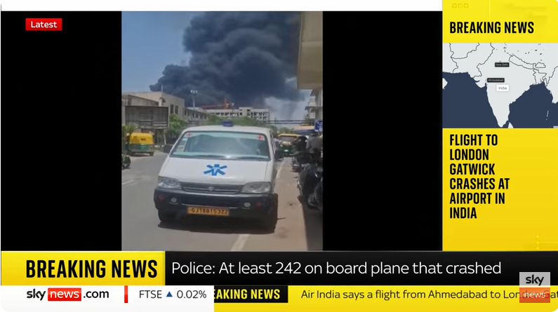 Énorme panache de fumée visible près de l'aéroport indien de la ville d'Ahmedabad après le crash de l'avion, extrait d'un post daté du 12 juin 2025 | Source : Youtube/@SkyNews