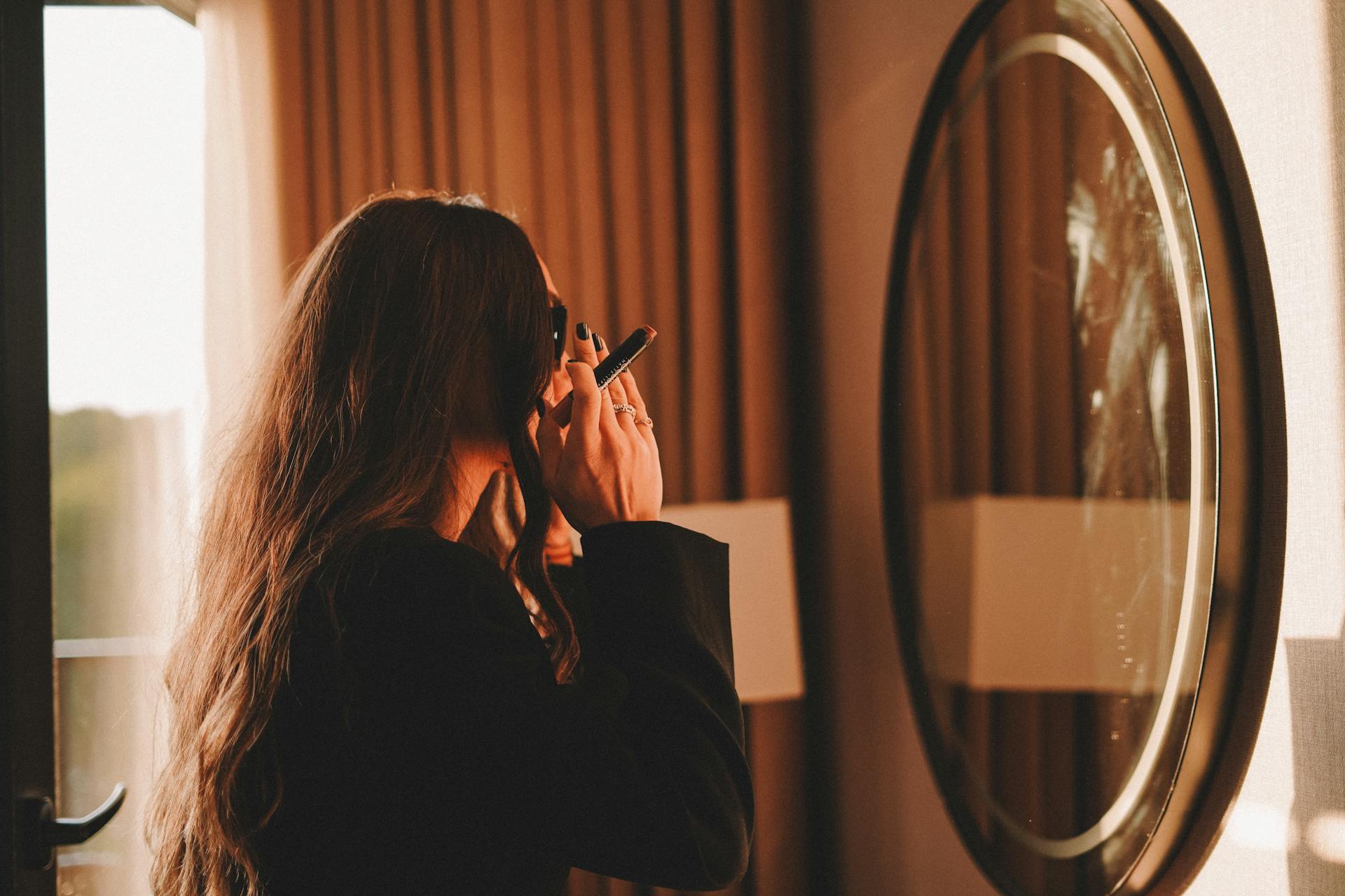 Une femme se regardant dans le miroir | Source : Pexels