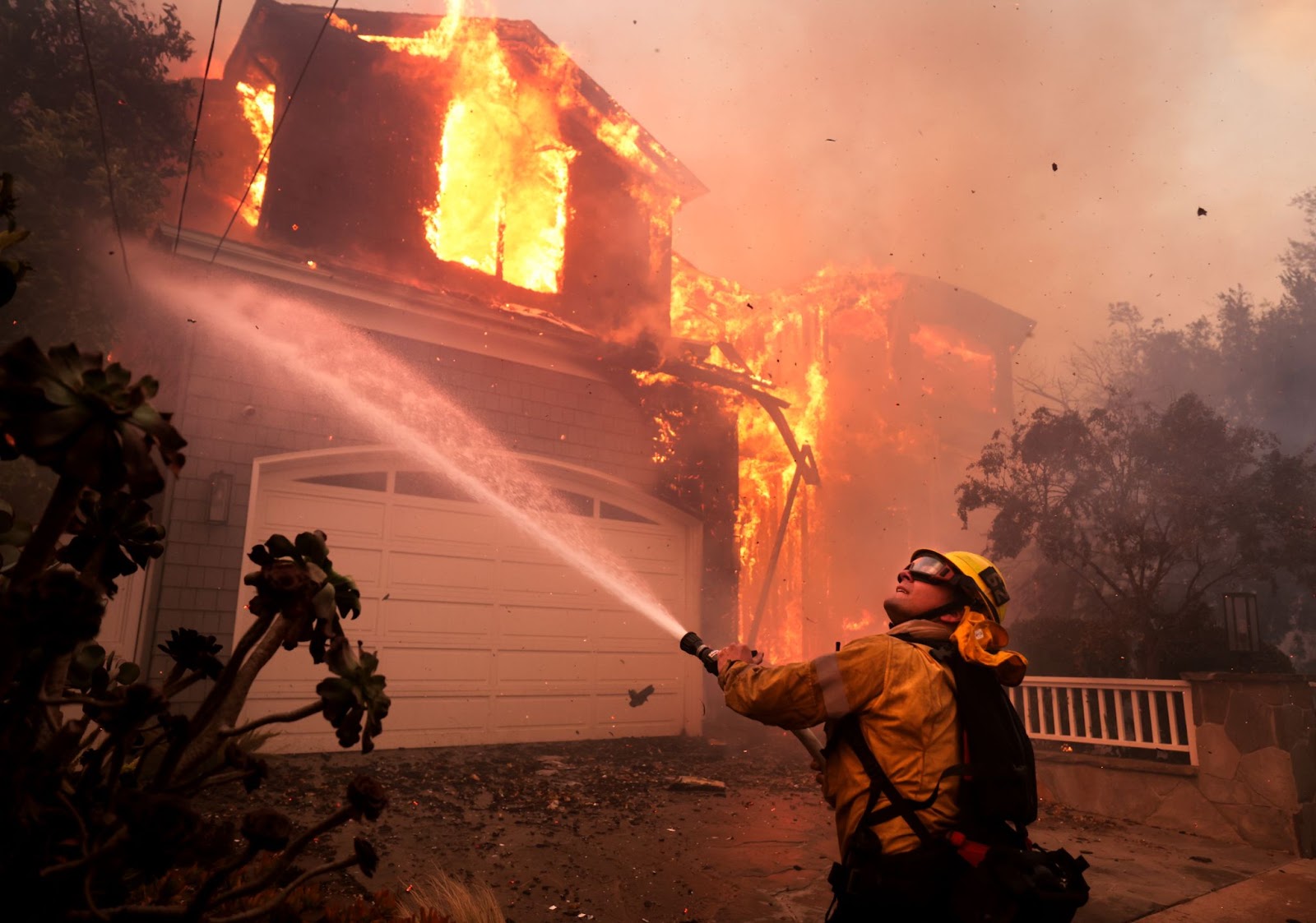 Un pompier éteignant un incendie dans une maison à Pacific Palisades, le 7 janvier 2025. | Source : Getty Images