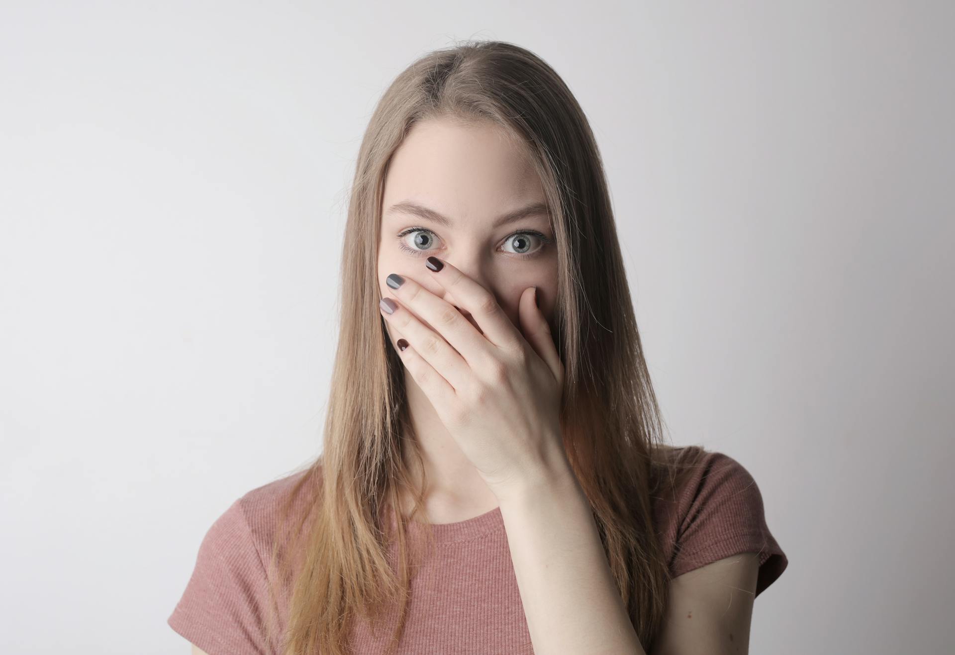 Une femme haletante en état de choc | Source : Pexels