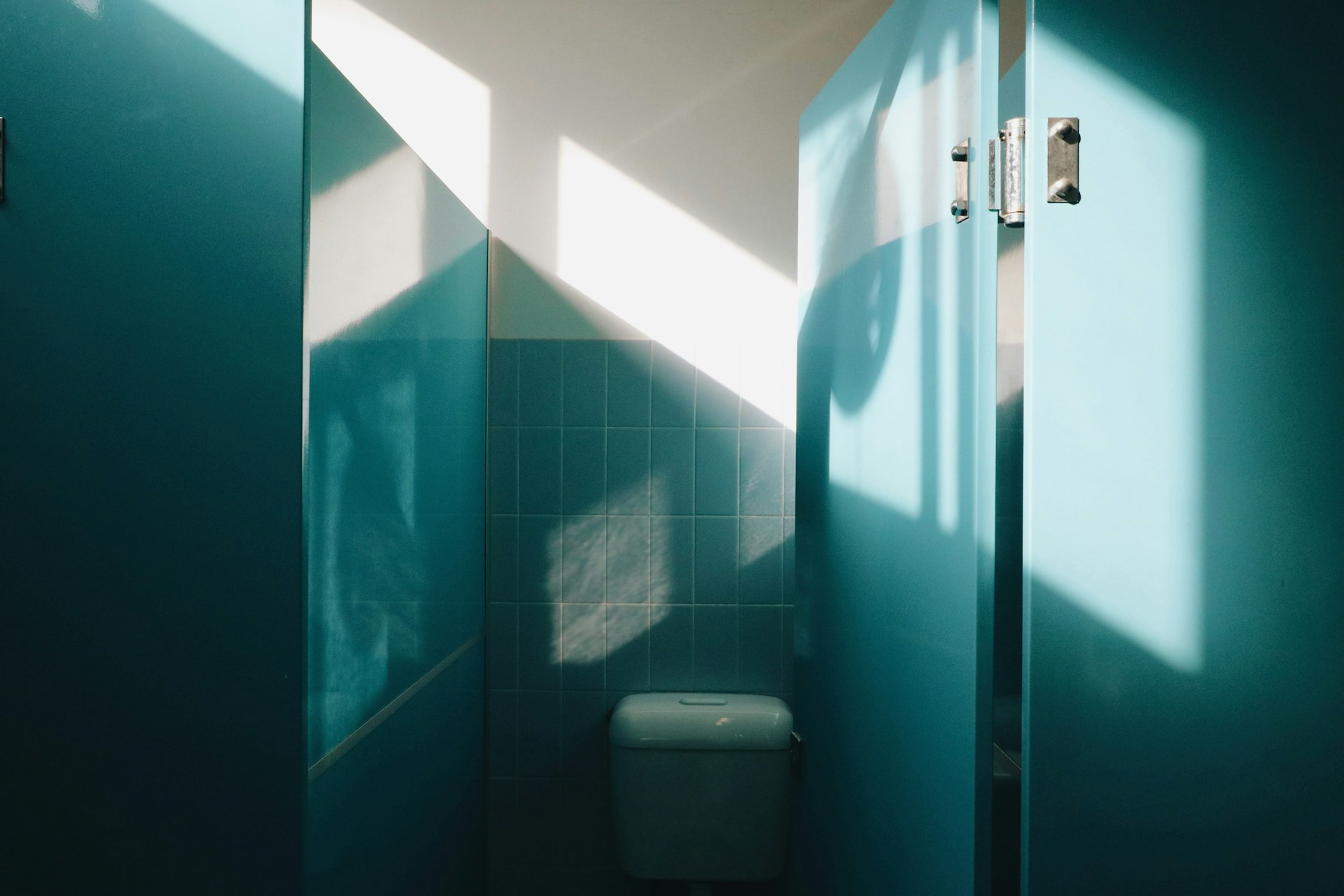 Une cabine de salle de bain | Source : Unsplash