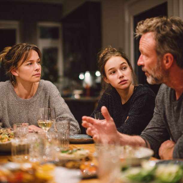 Un homme se disputant avec sa femme et sa fille pendant le repas | Source : Midjourney