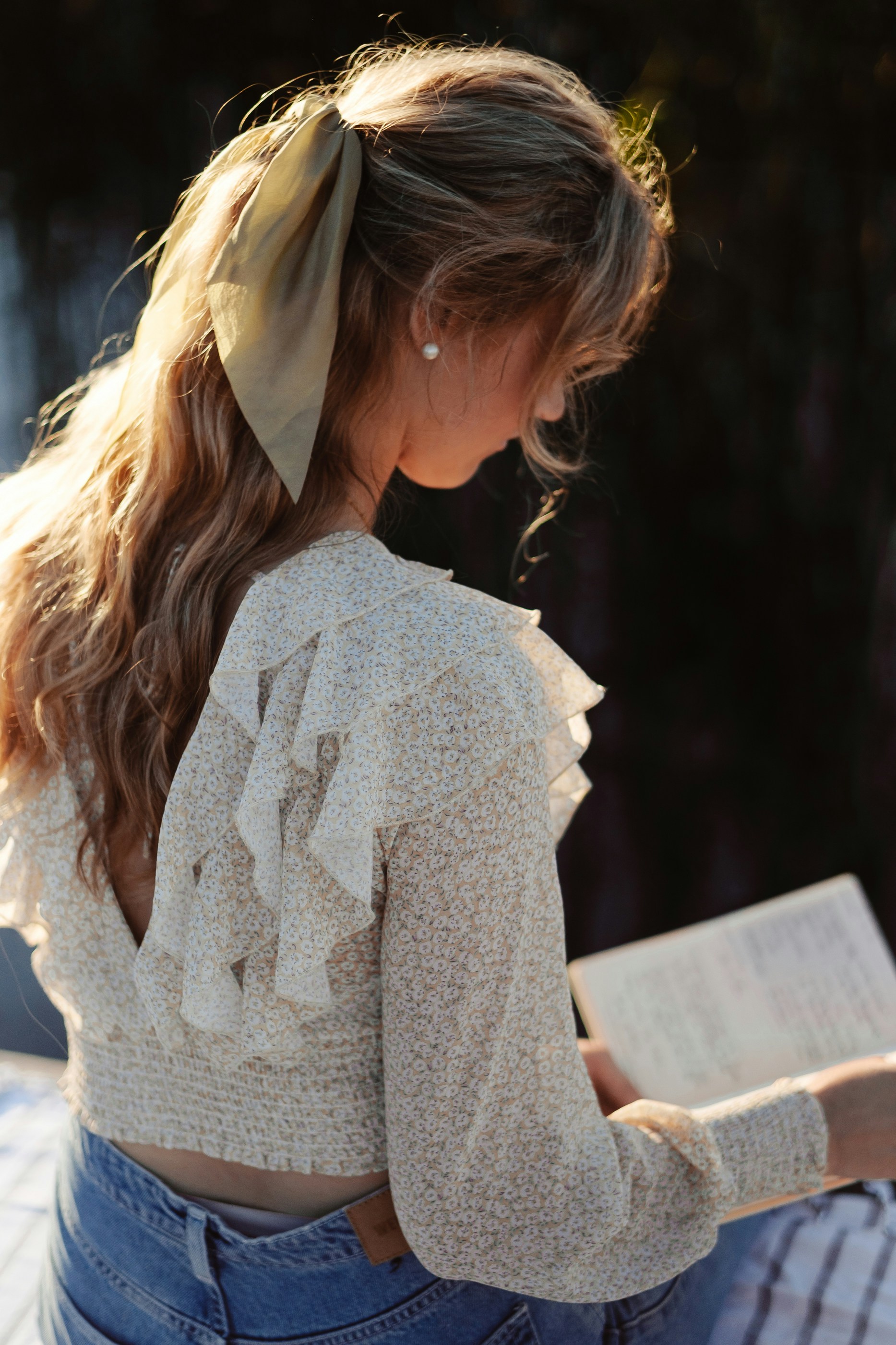 Un adolescent lisant un livre | Source : Unsplash