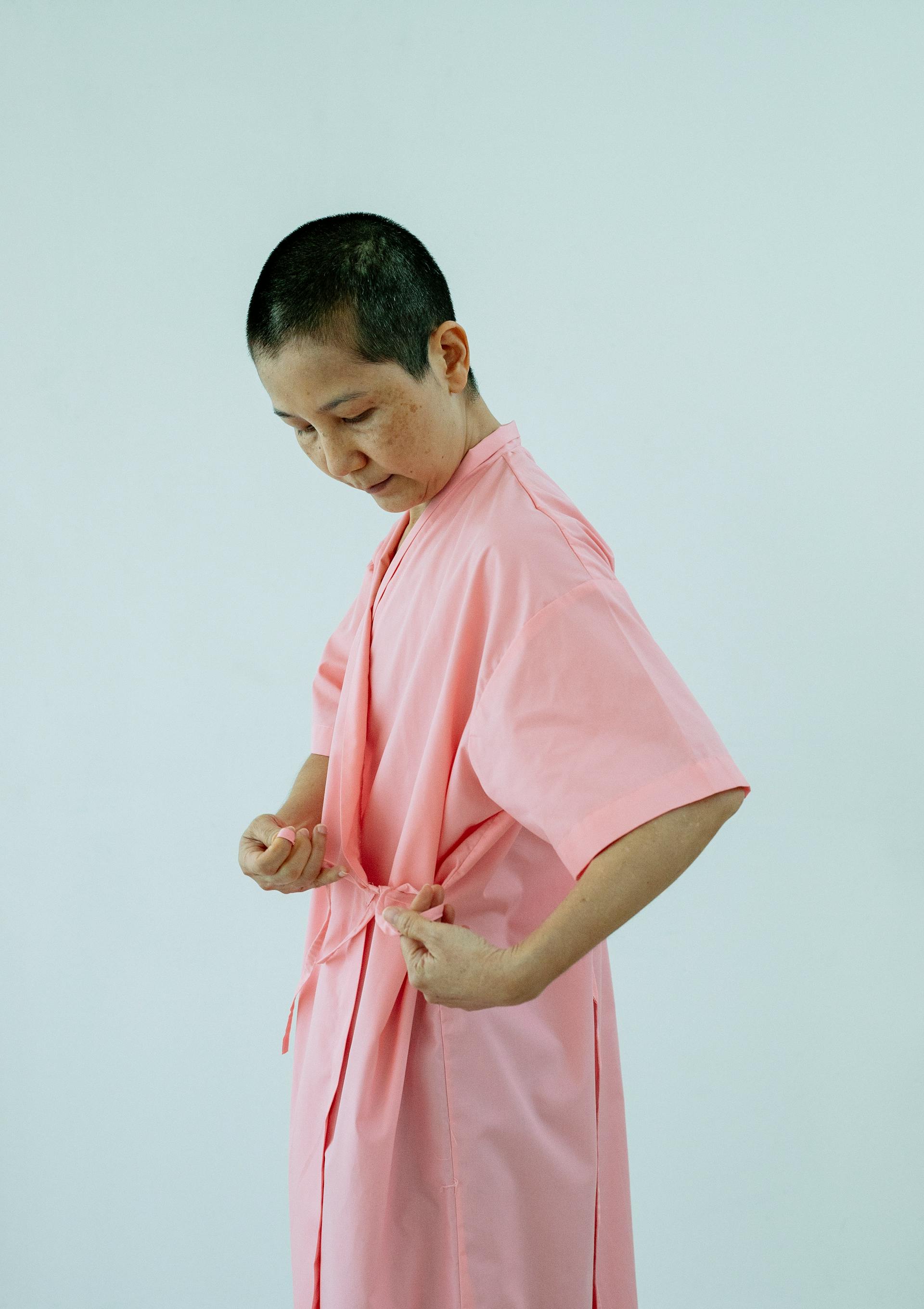 Une femme portant une robe de chambre | Source : Pexels