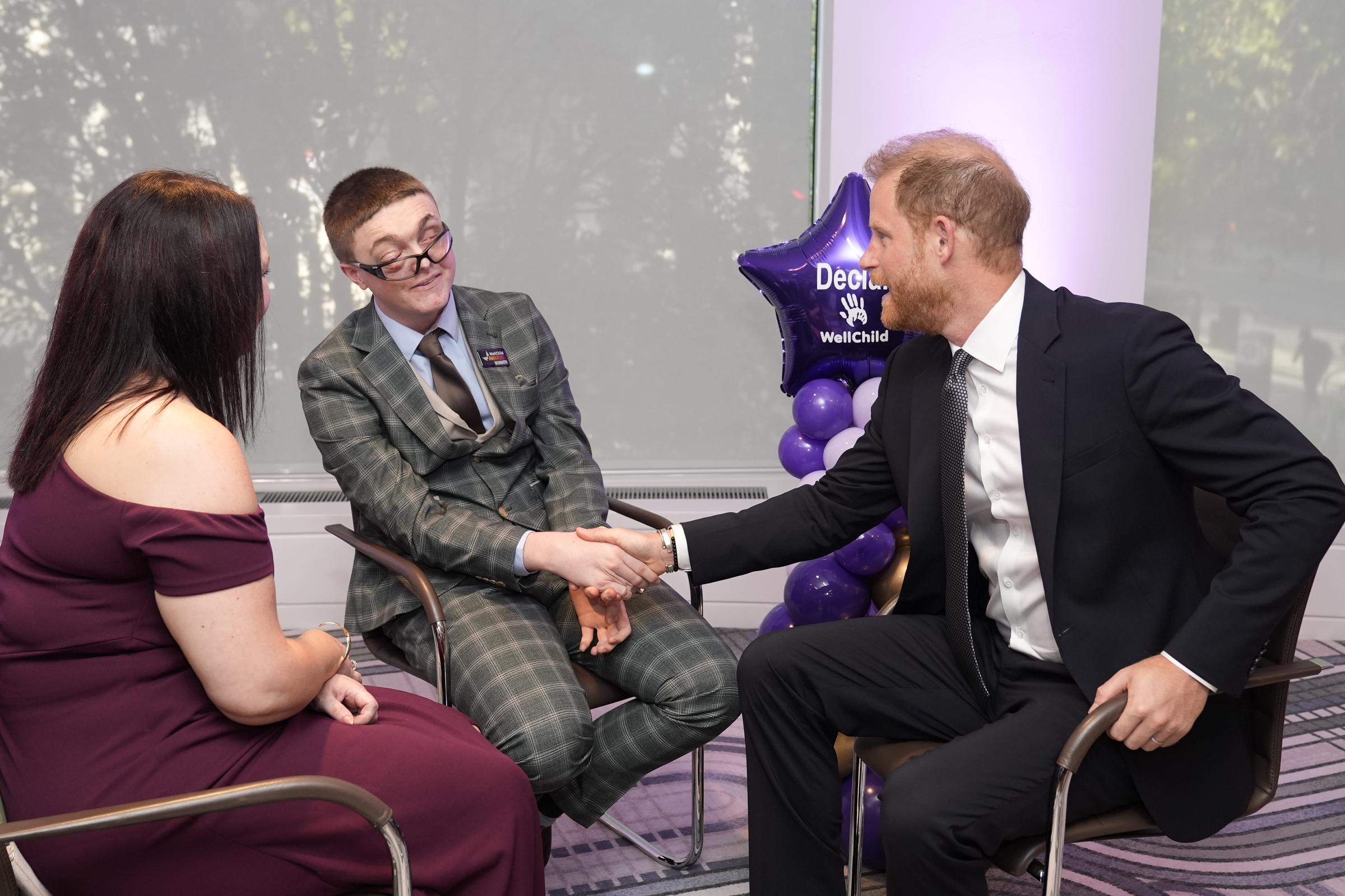 Le prince Harry, duc de Sussex, serre la main de Declan Bitmead lors de la cérémonie annuelle des WellChild Awards 2025 qui s'est tenue au Royal Lancaster Hotel à Londres, en Angleterre, le 8 septembre | Source : Getty Images