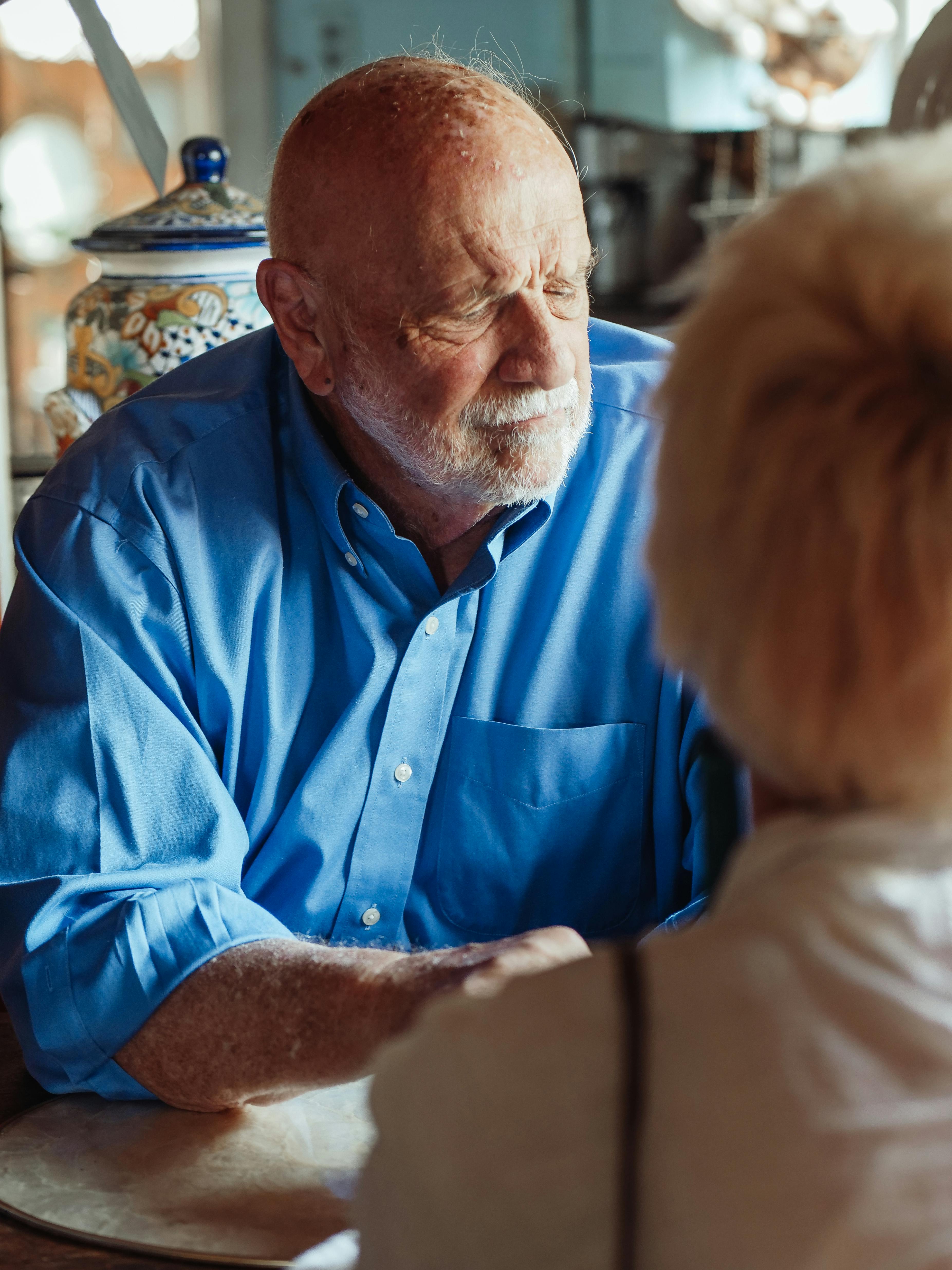 Un homme âgé en chemise bleu | Source : Pexels