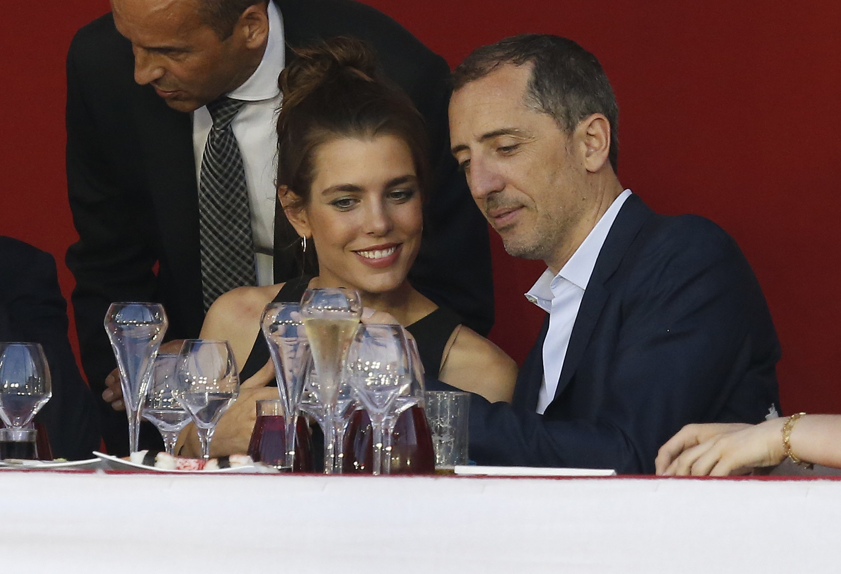Charlotte Casiraghi et l'humoriste et acteur français Gad Elmaleh assistent à l'édition 2015 du concours hippique Jumping International de Monaco, qui fait partie du Global Champions Tour, le 27 juin 2015 à Monaco I Source : Getty Images