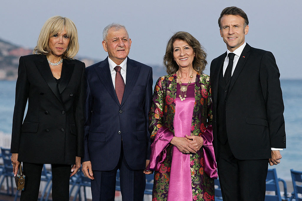 Le président français Emmanuel Macron (à droite), son épouse Brigitte Macron (à gauche), le président irakien Abdul Latif Rashid et son épouse Shanaz Ibrahim Ahmed posent pour des photos à leur arrivée pour un dîner en prévision de la troisième Conférence des Nations Unies sur les océans (UNOC3), à Nice, sur la Côte d'Azur, le 8 juin 2025. | Source : Getty Images