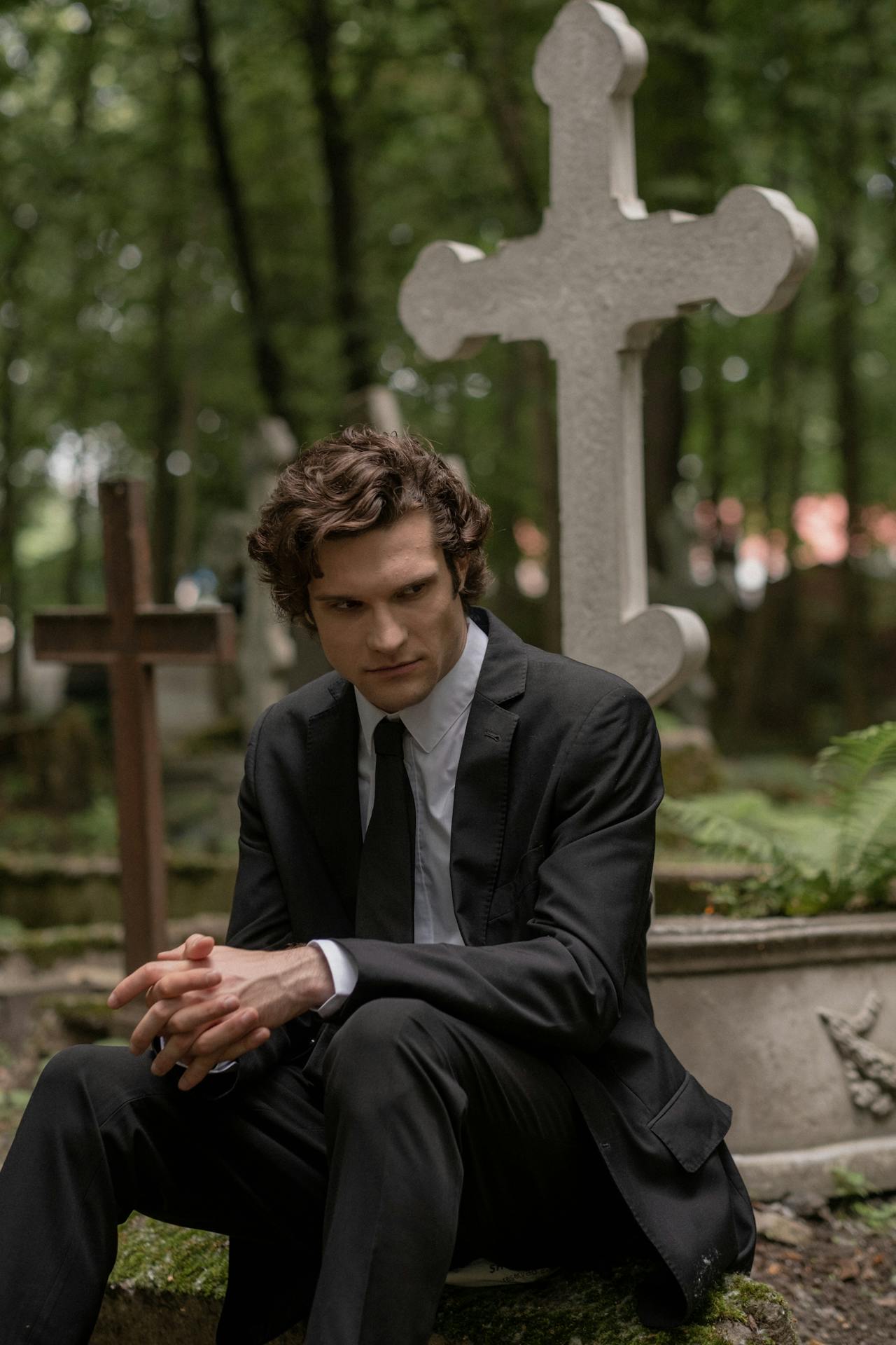 Un homme assis dans un cimetière | Source : Pexels