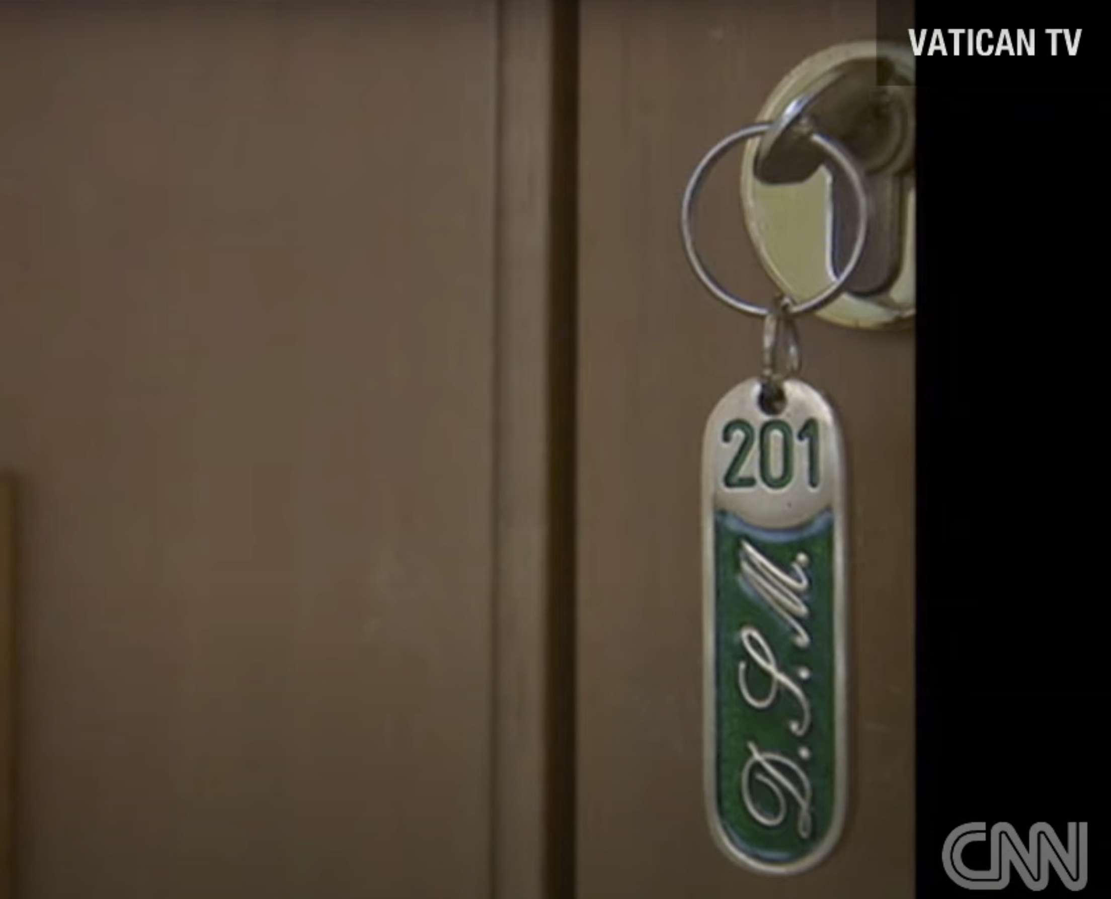 Gros plan sur une poignée de porte | Source : YouTube/CNN