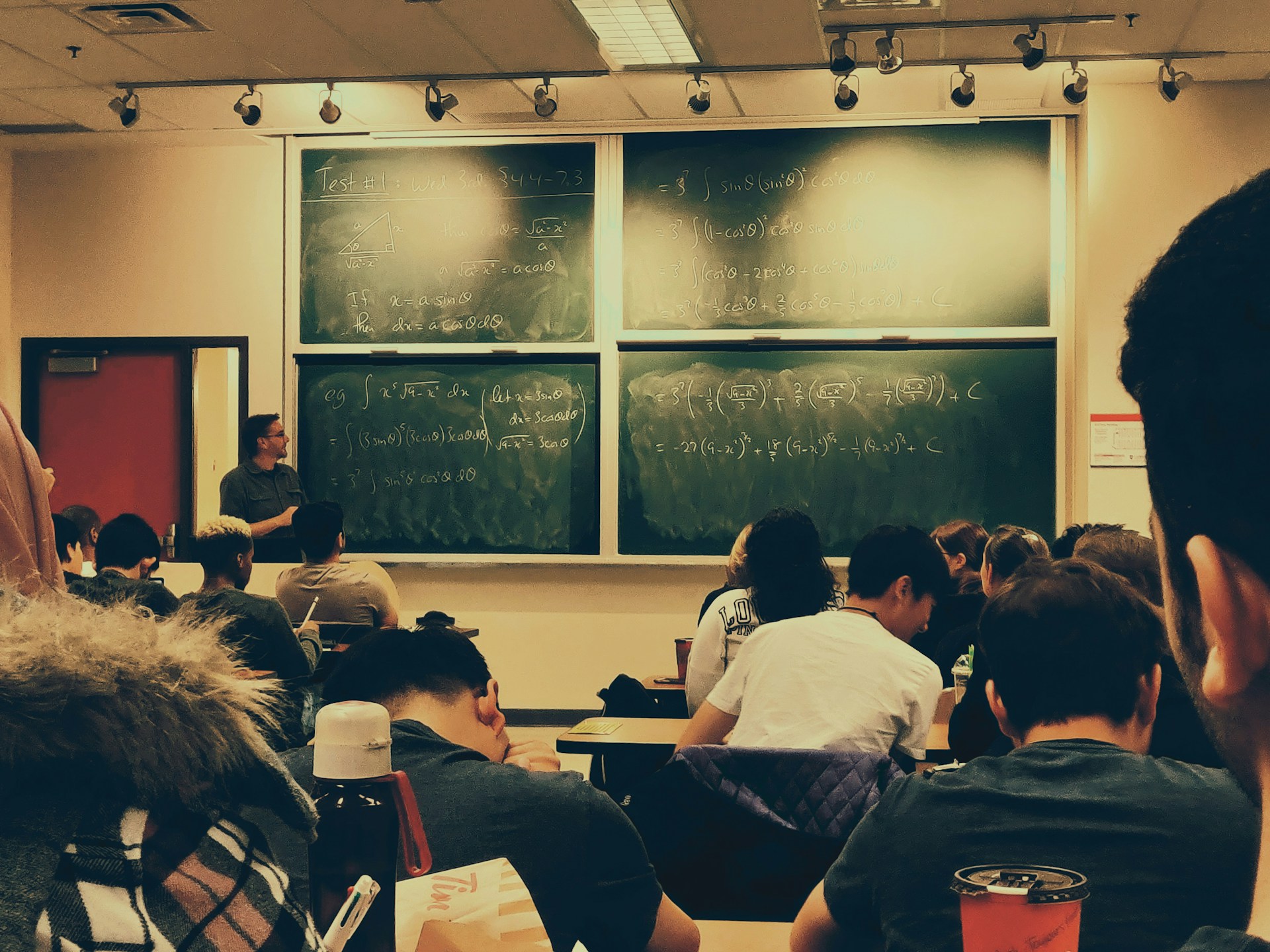 Étudiants assistant à un cours magistral | Source : Unsplash