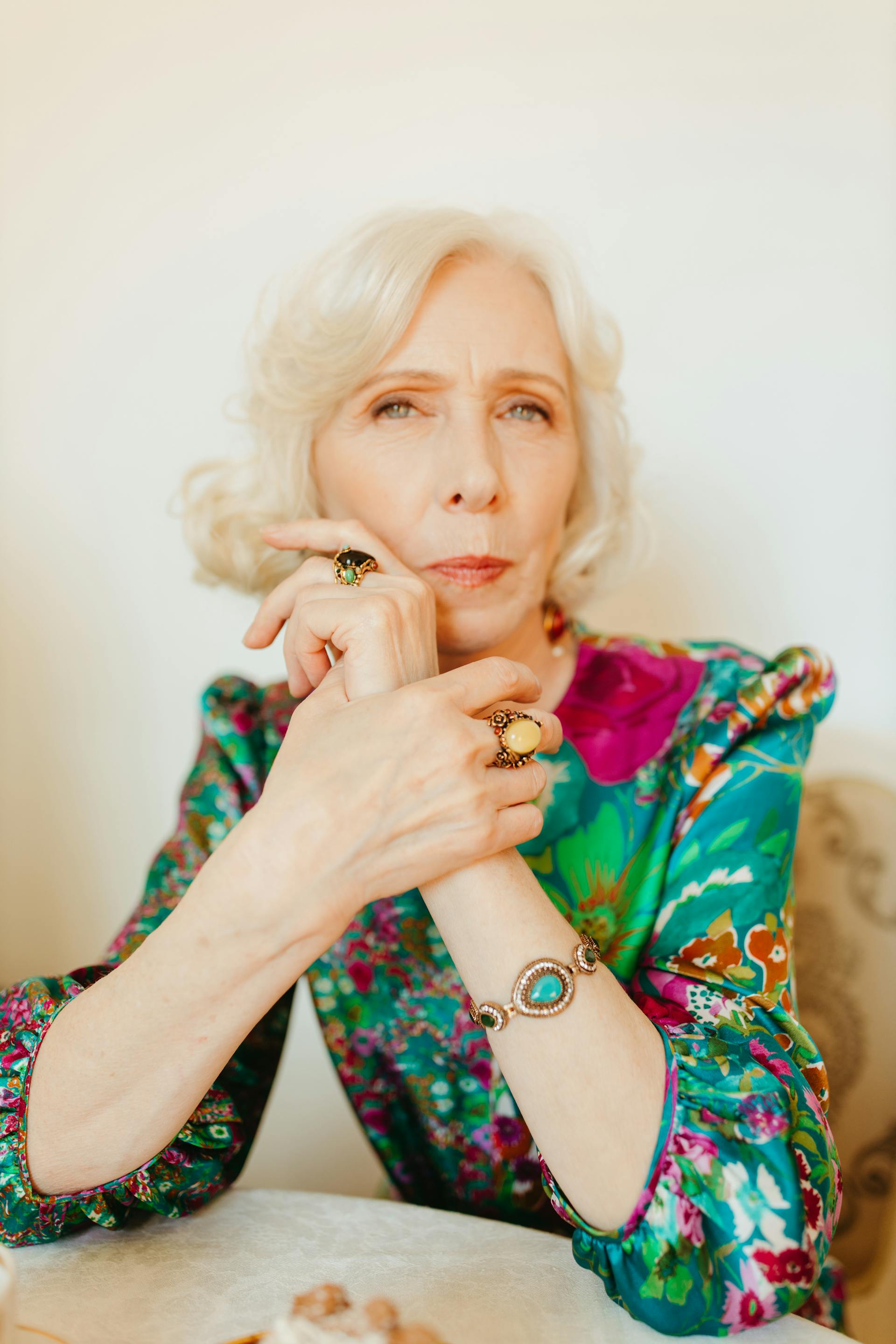 Une femme âgée regardant quelqu'un | Source : Pexels