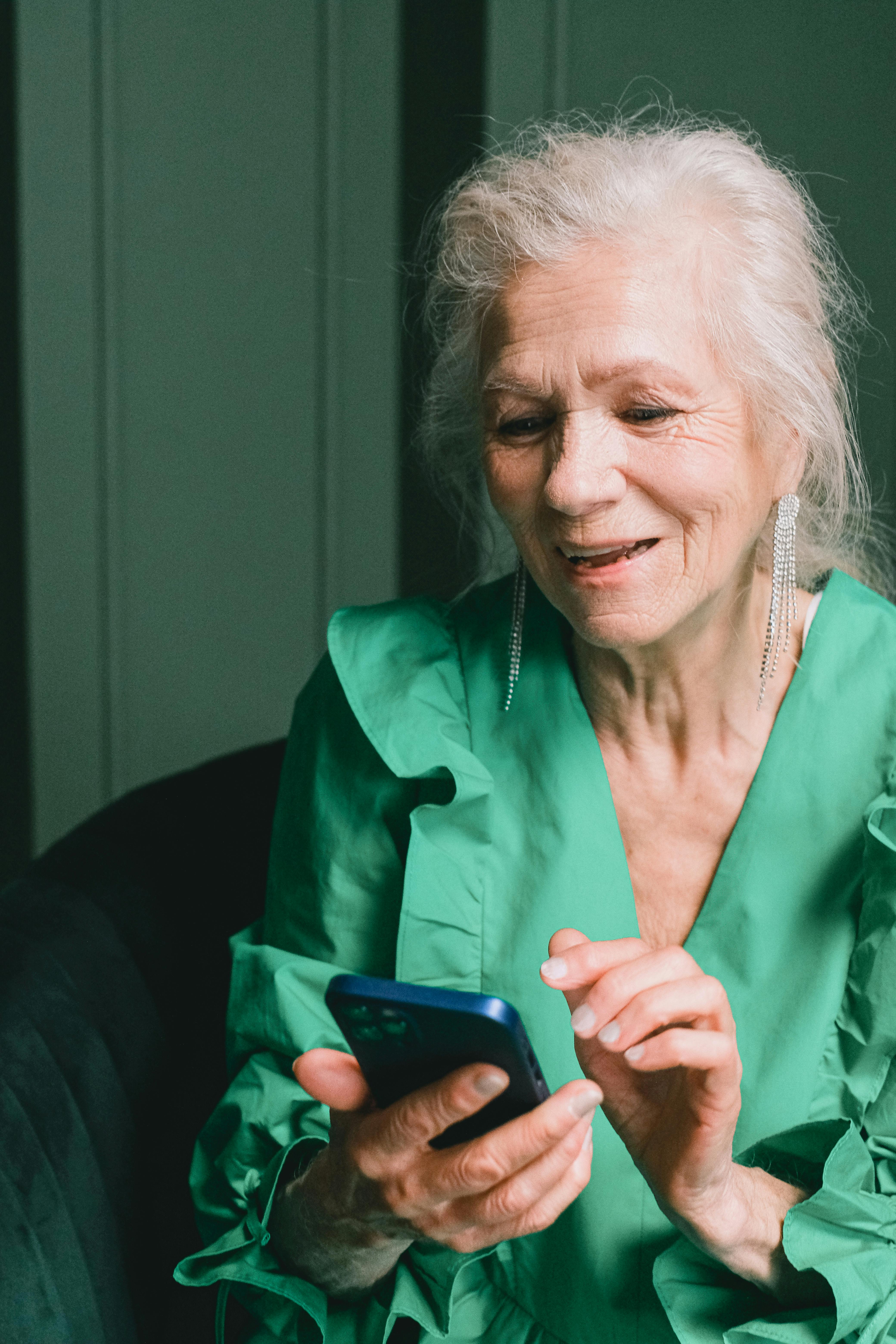 Une femme naviguant sur son téléphone | Source : Pexels