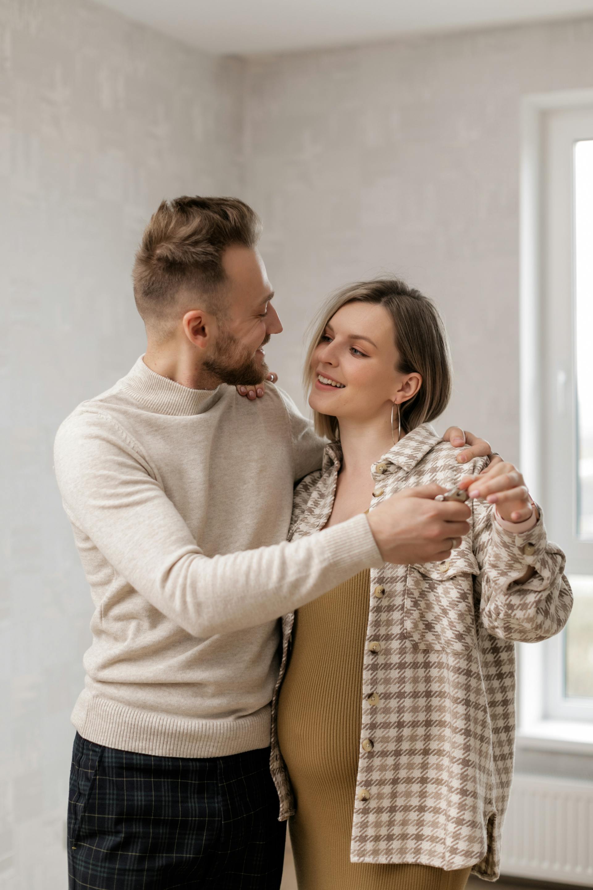 Un couple de femmes enceintes heureuses qui se regardent l'une l'autre | Source : Pexels