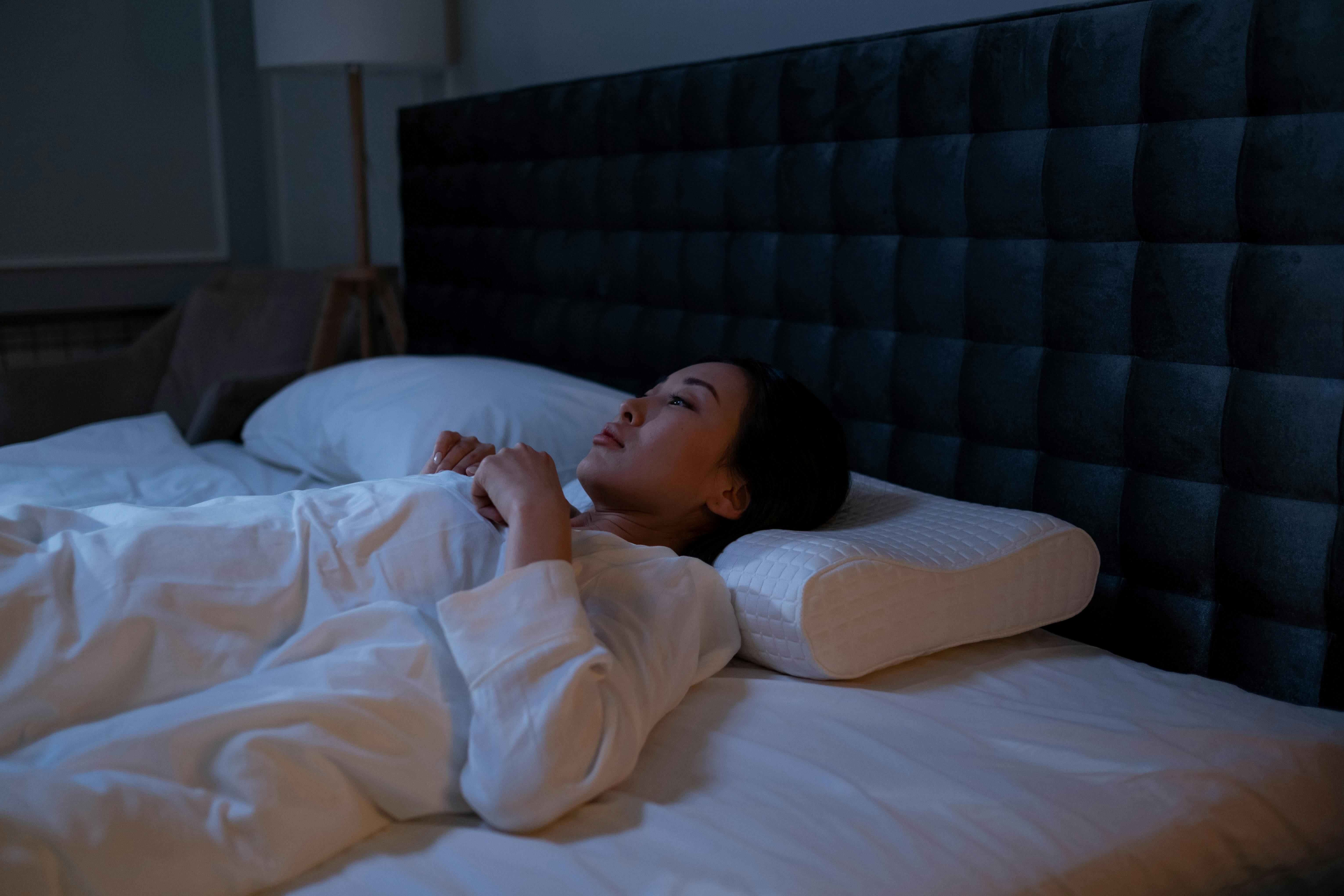 Une femme allongée sur un lit | Source : Pexels