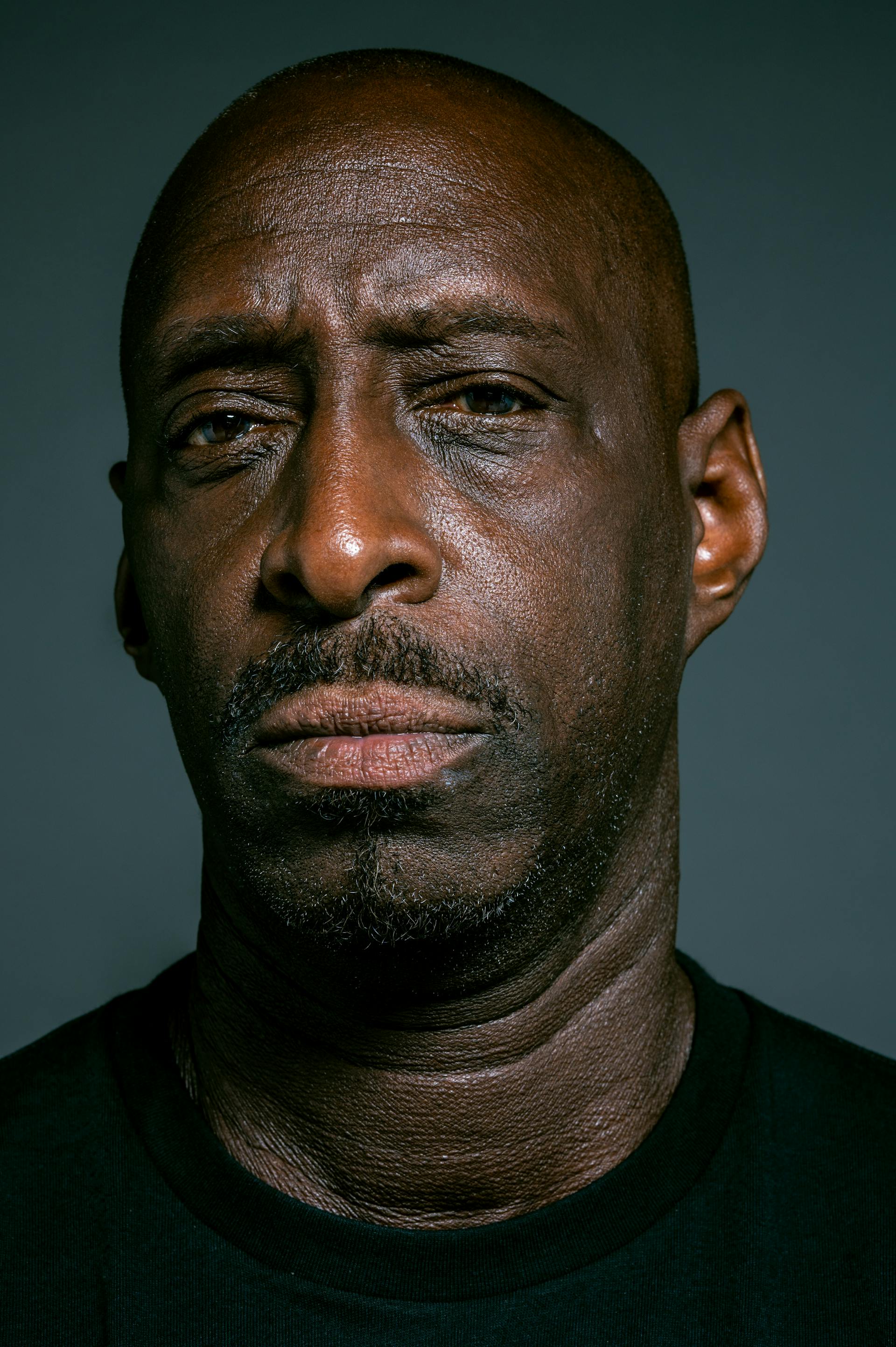 Un homme sérieux | Source : Pexels