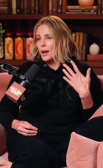 Charlize Theron sur le teaser de l'épisode du podcast "Call Her Daddy", daté du 1er juillet 2025 | Source : Instagram/callherdaddy