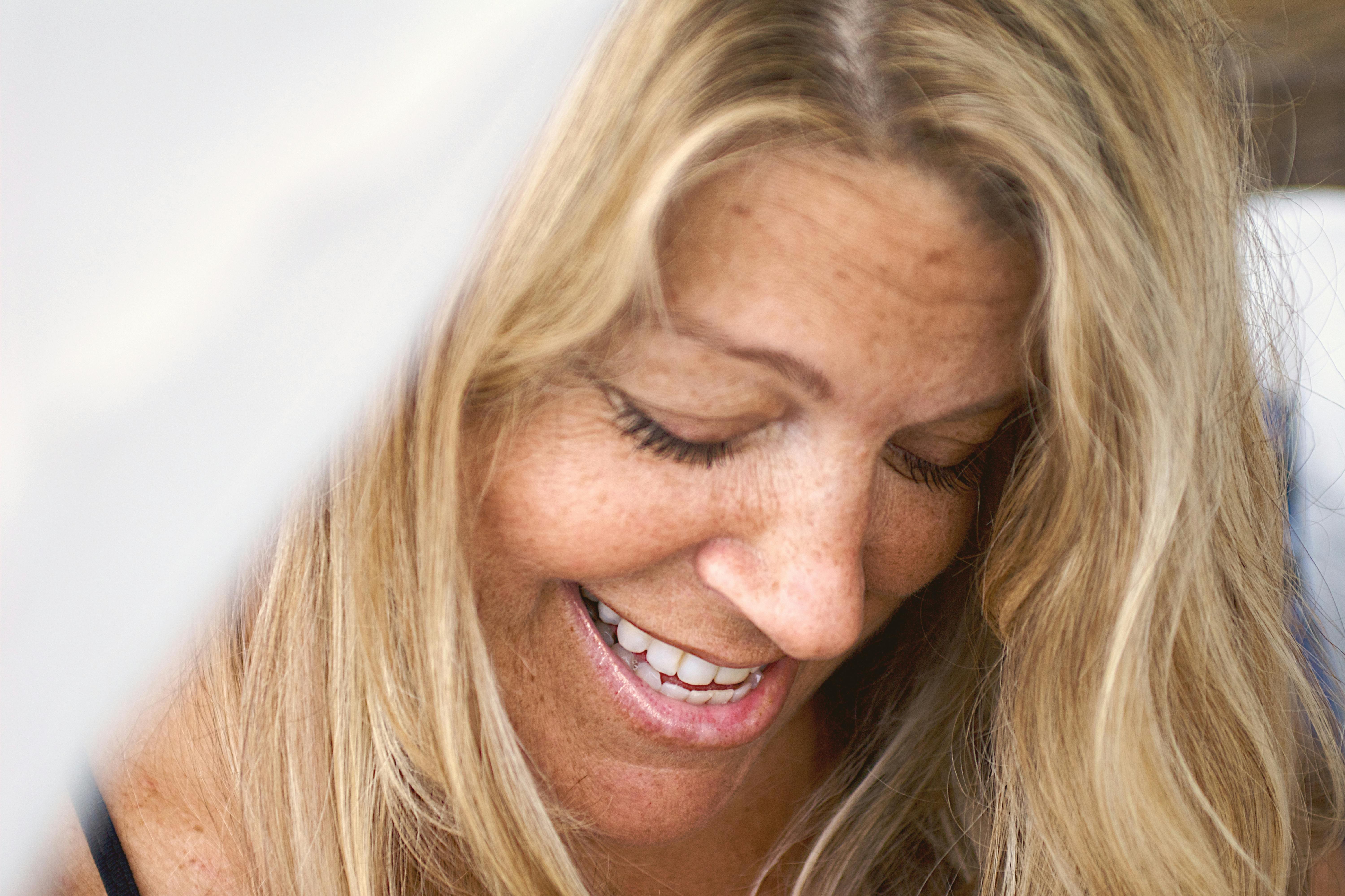 Une femme heureuse qui regarde vers le bas | Source : Pexels