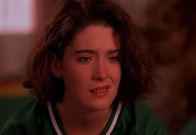 Lara Flynn Boyle d'après une vidéo datée du 22 août 2020 | Source : YouTube/@NickiSwift