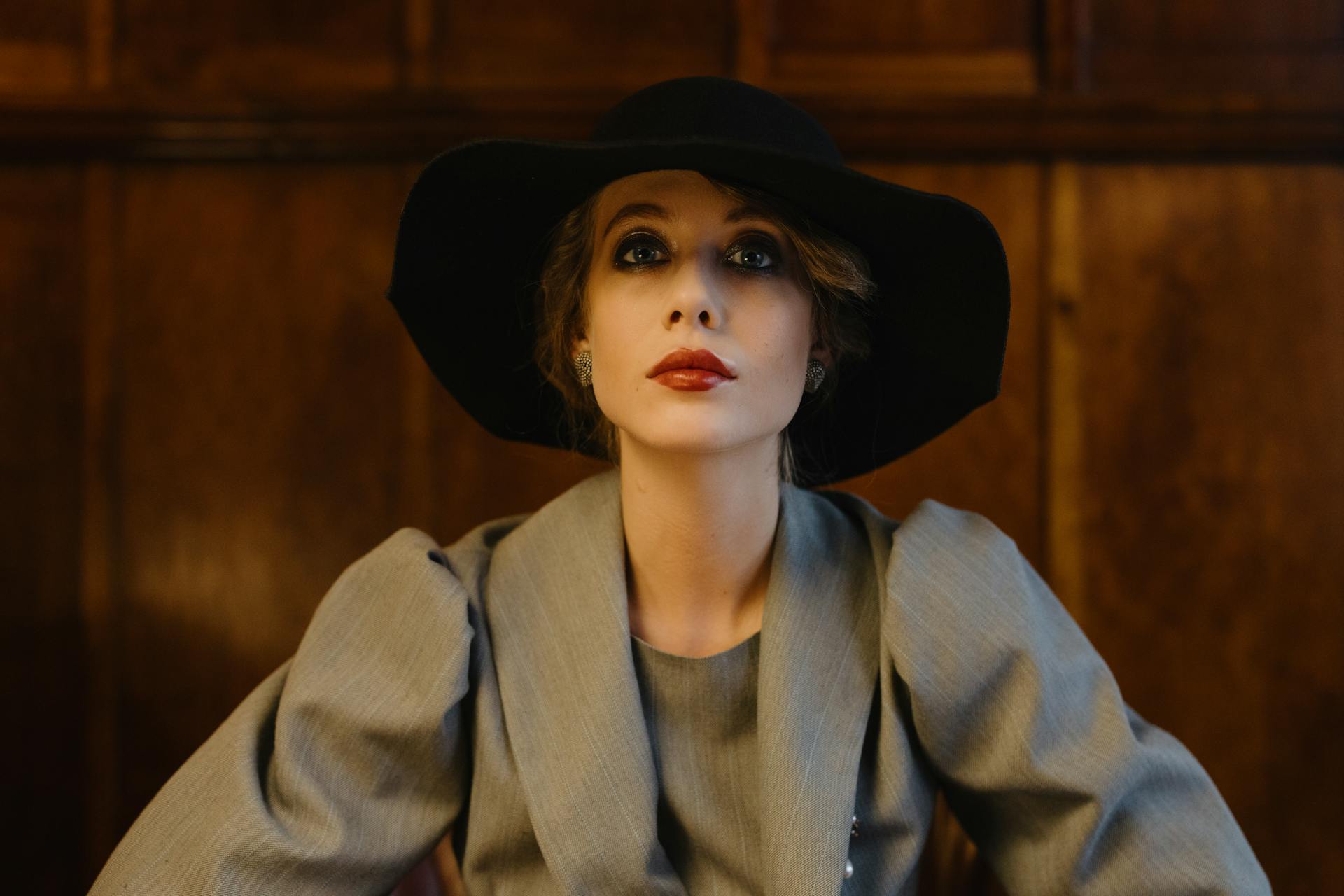Une femme vêtue d'une veste grise et d'un chapeau noir | Source : Pexels
