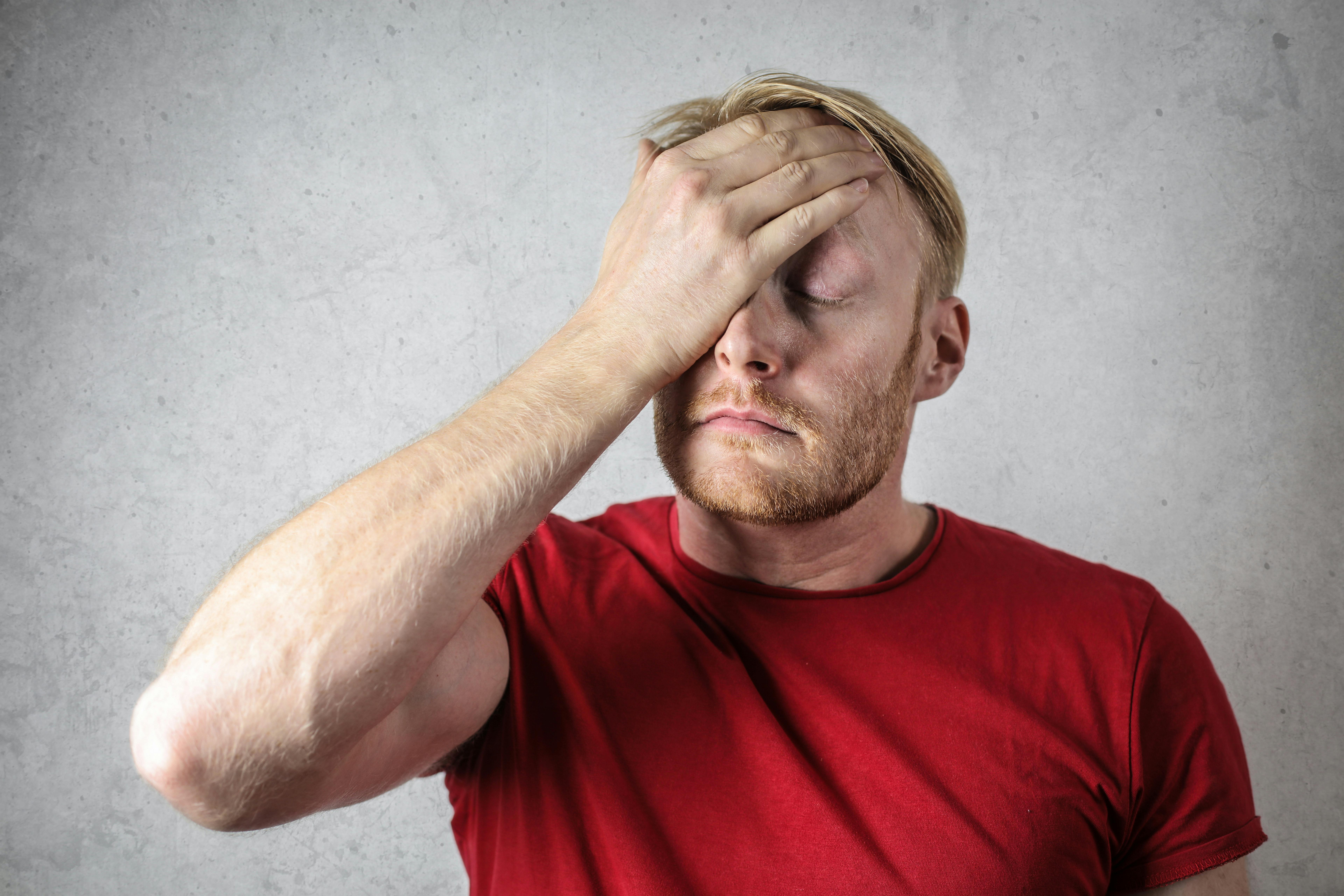 Un homme se couvrant le visage | Source : Pexels