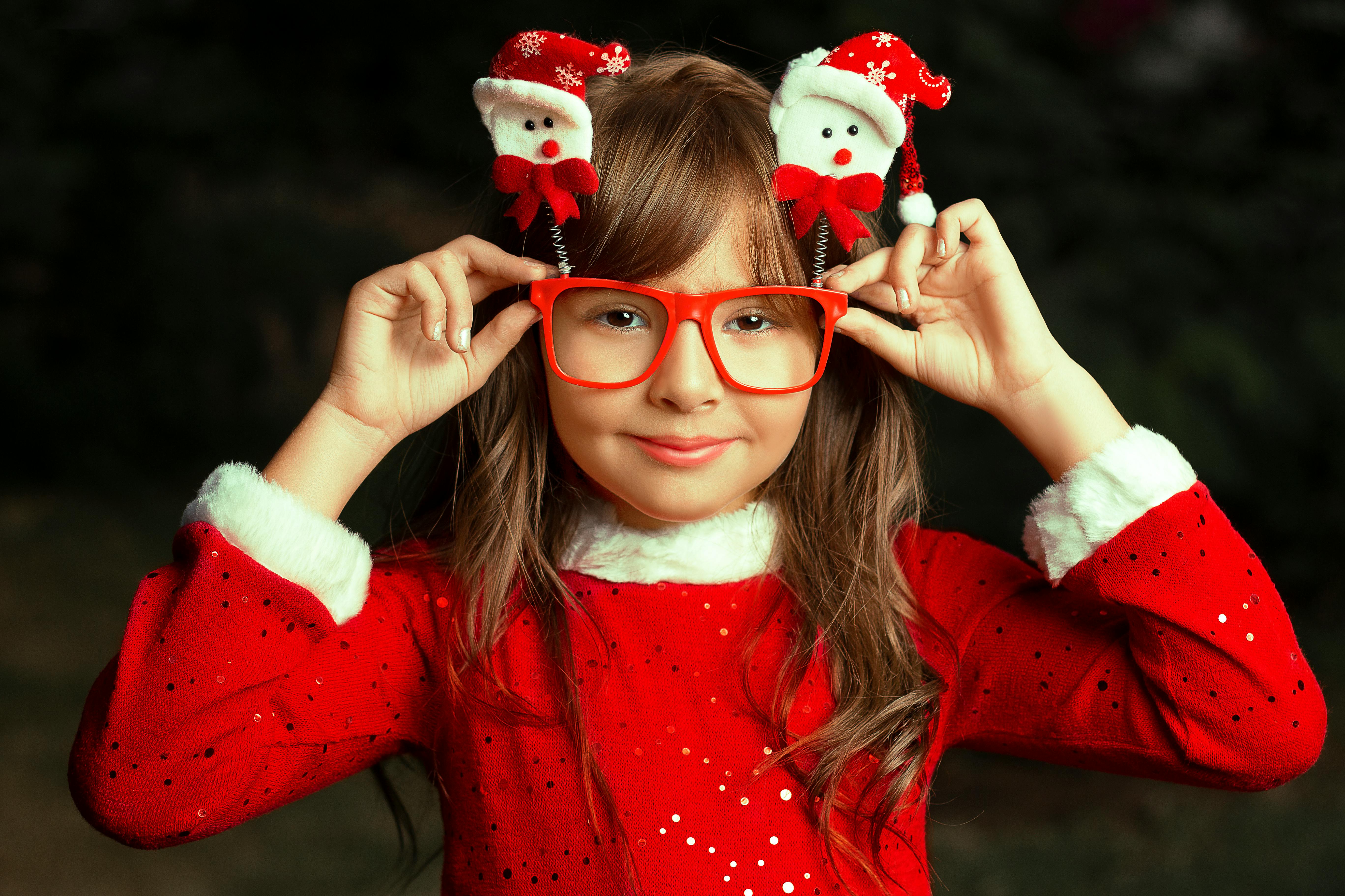 Une fille habillée avec ses vêtements de Noël | Source : Pexels