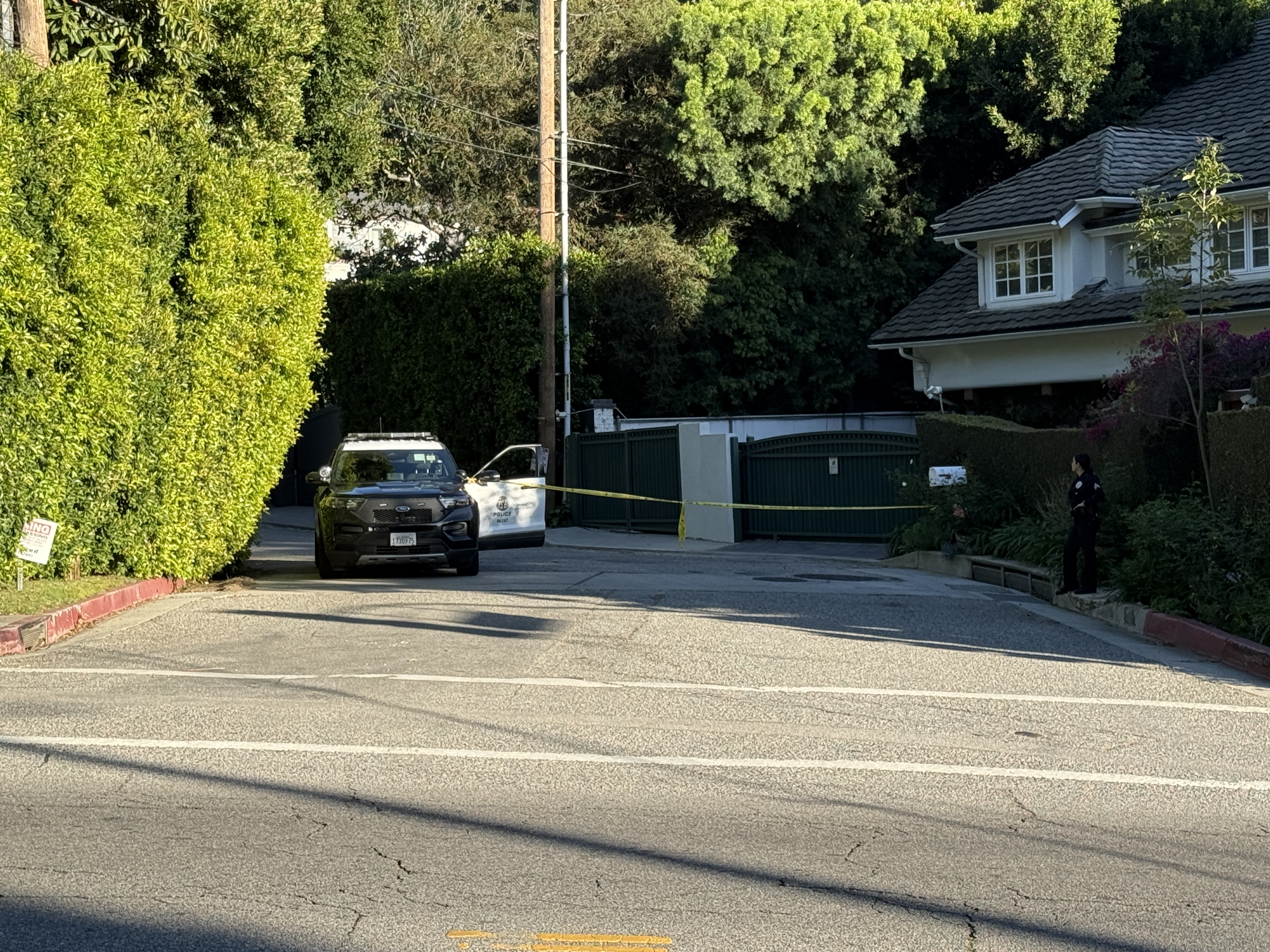 La police devant le domicile de Rihanna après un signalement de coups de feu le 8 mars 2026 à Beverly Hills, en Californie | Source : Getty Images