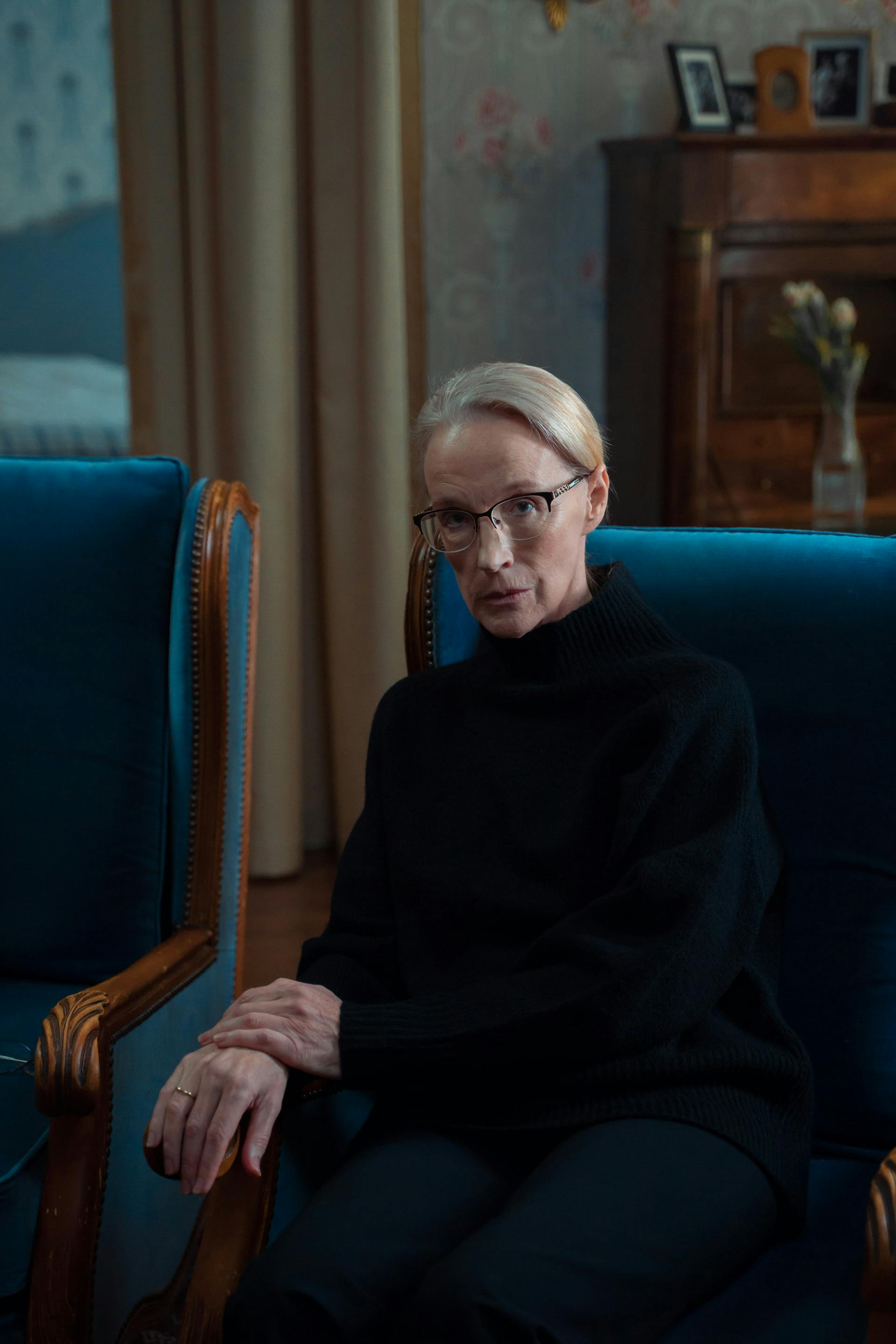 Une femme âgée en noir | Source : Pexels