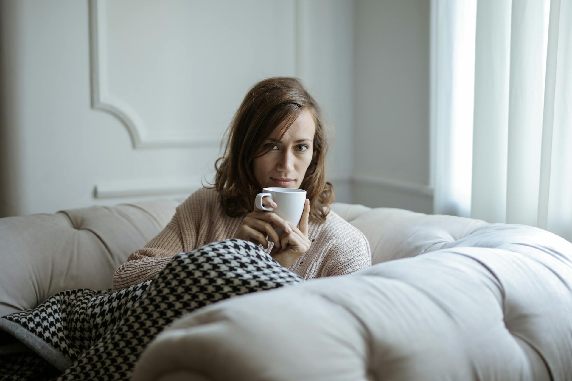 Une femme sur un fauteuil qui regarde fixement quelqu'un | Source : Pexels