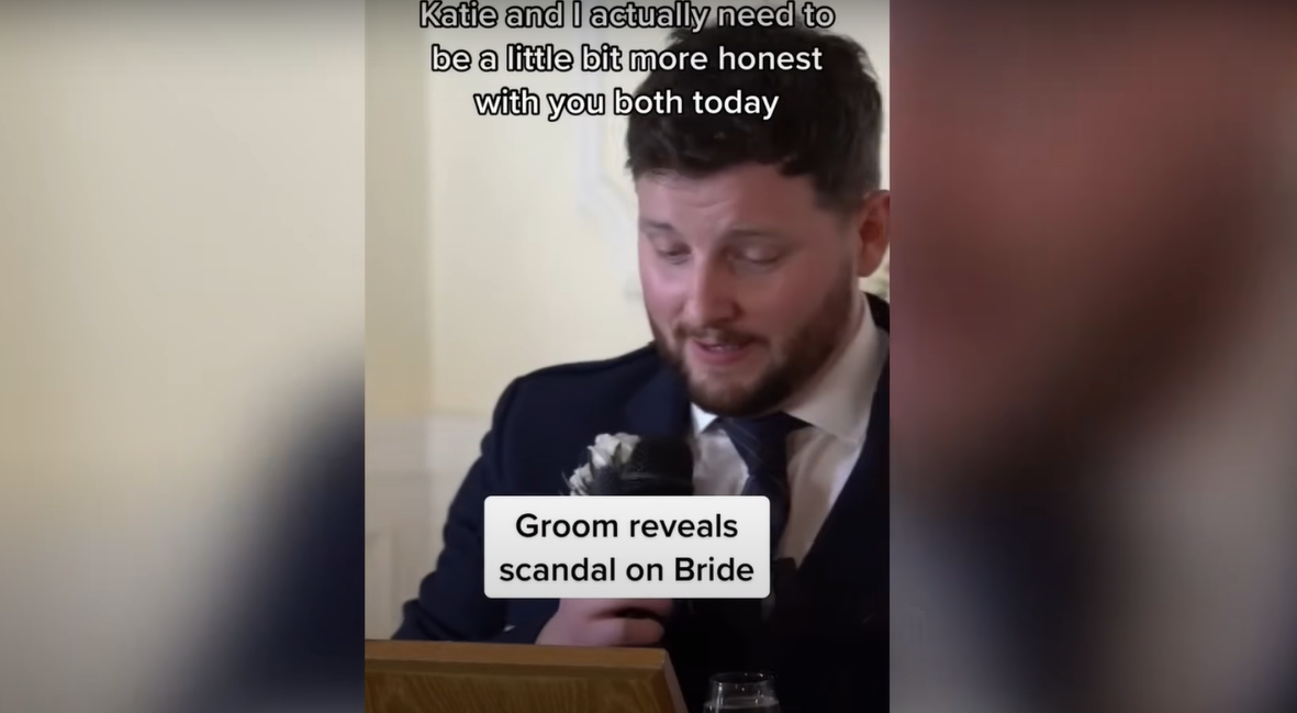 Ian Young commence son discours par une déclaration qui attire l'attention | Source : YouTube / Daily Record