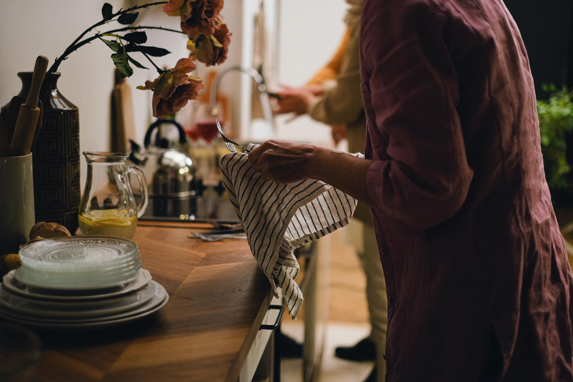 Des femmes qui font la vaisselle dans une cuisine | Source : Pexels