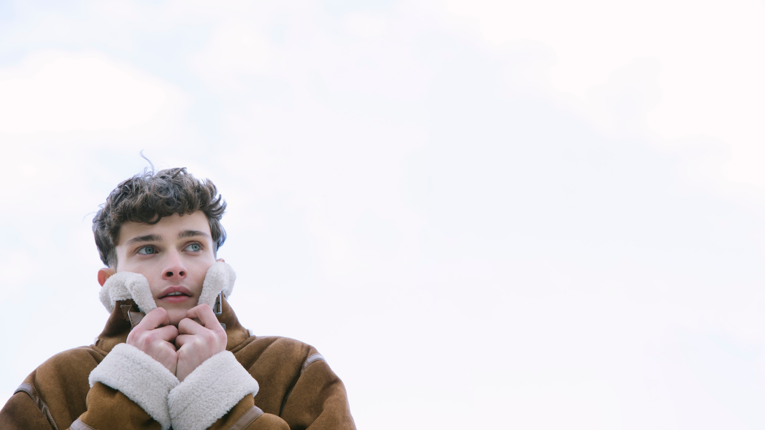 Un jeune homme inquiet | Source : Freepik