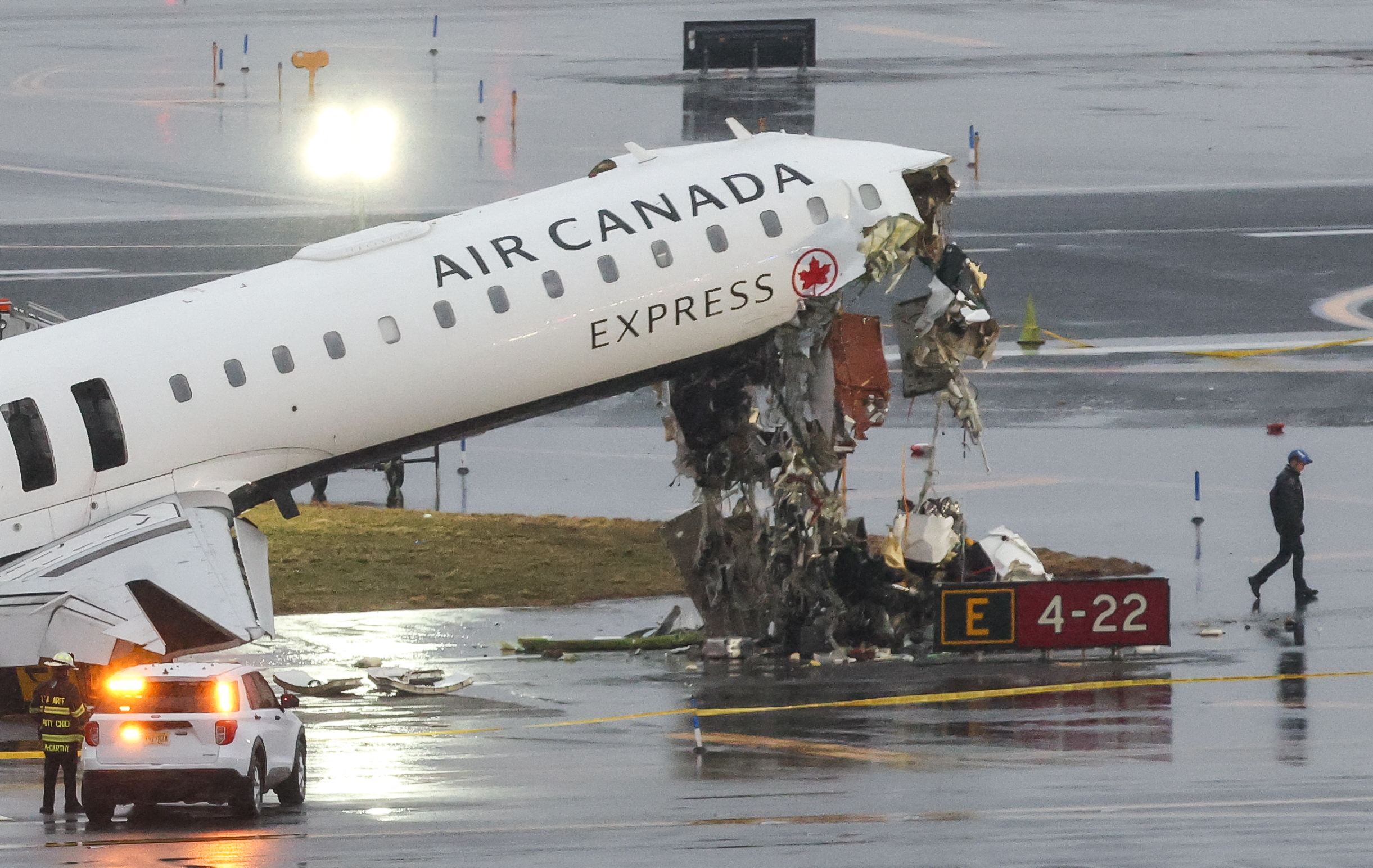 Un CRJ-900 d'Air Canada Express immobilisé sur la piste après être entré en collision avec un camion de pompiers de l'Autorité aéroportuaire à l'aéroport LaGuardia, le 24 mars 2026, à New York | Source : Getty Images