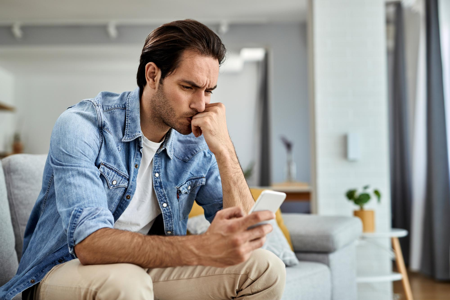Un homme stressé | Source : Freepik