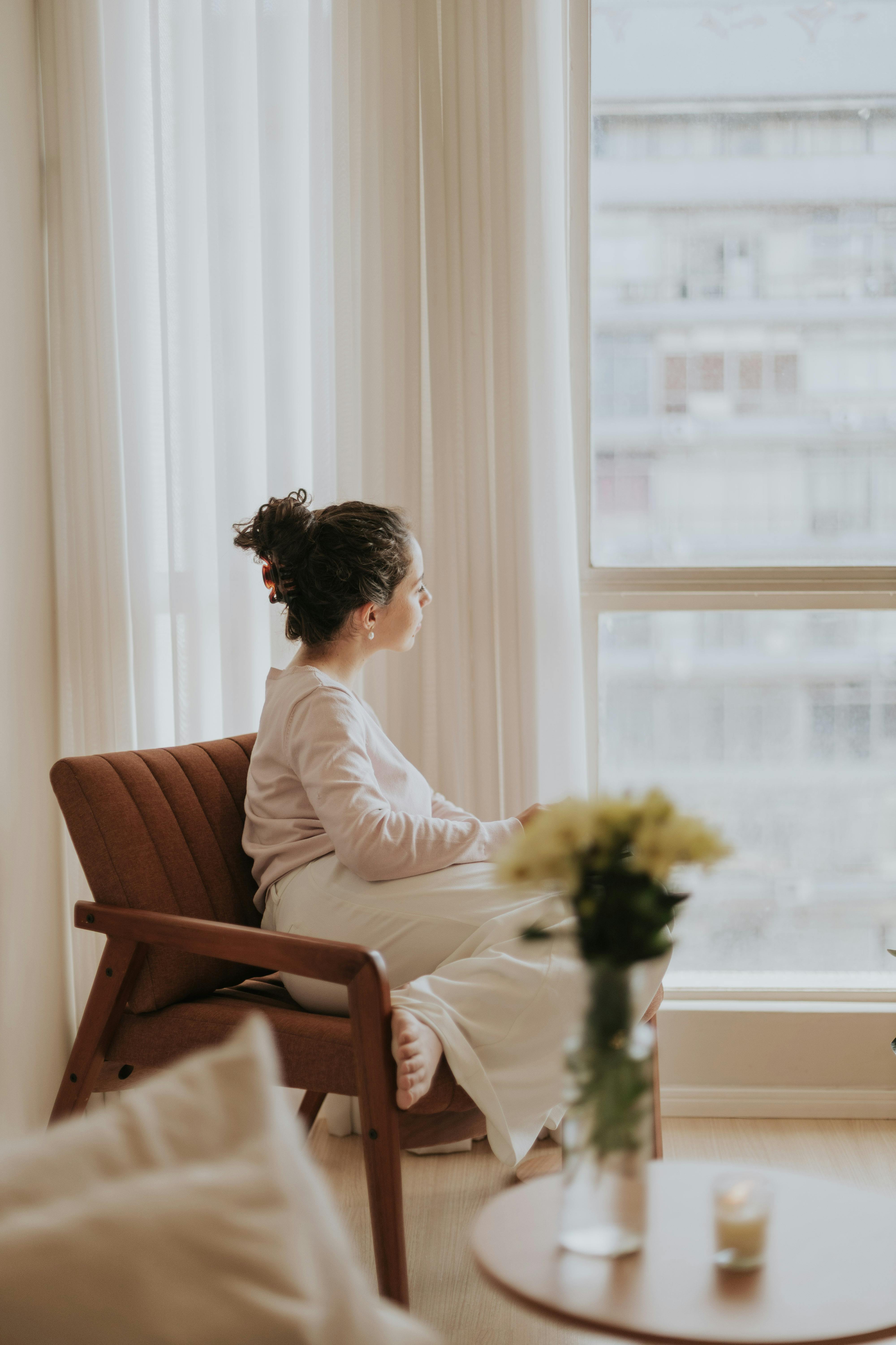Une femme assise | Source : Pexels