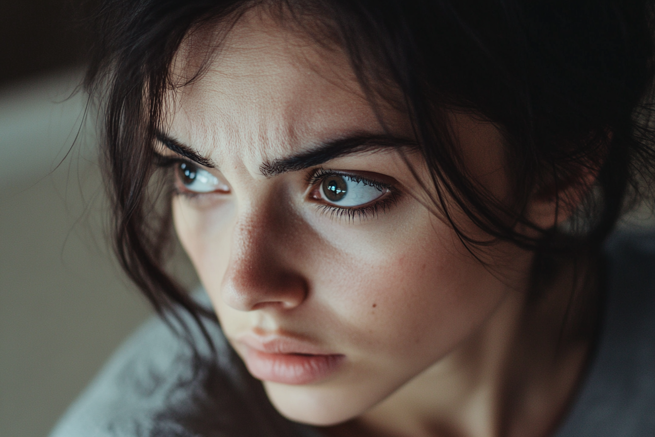 Une femme renfrognée | Source : Midjourney