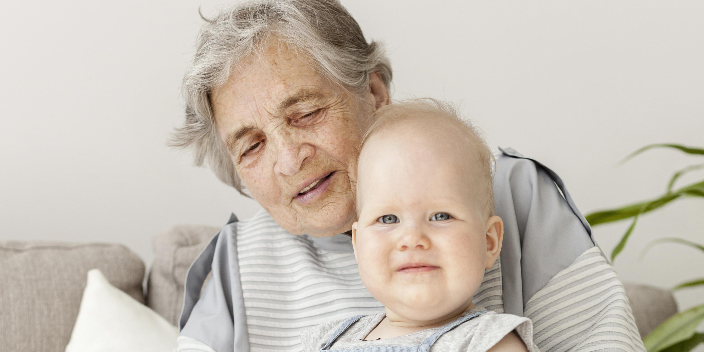 Une femme avec son petit-enfant | Source : Freepik