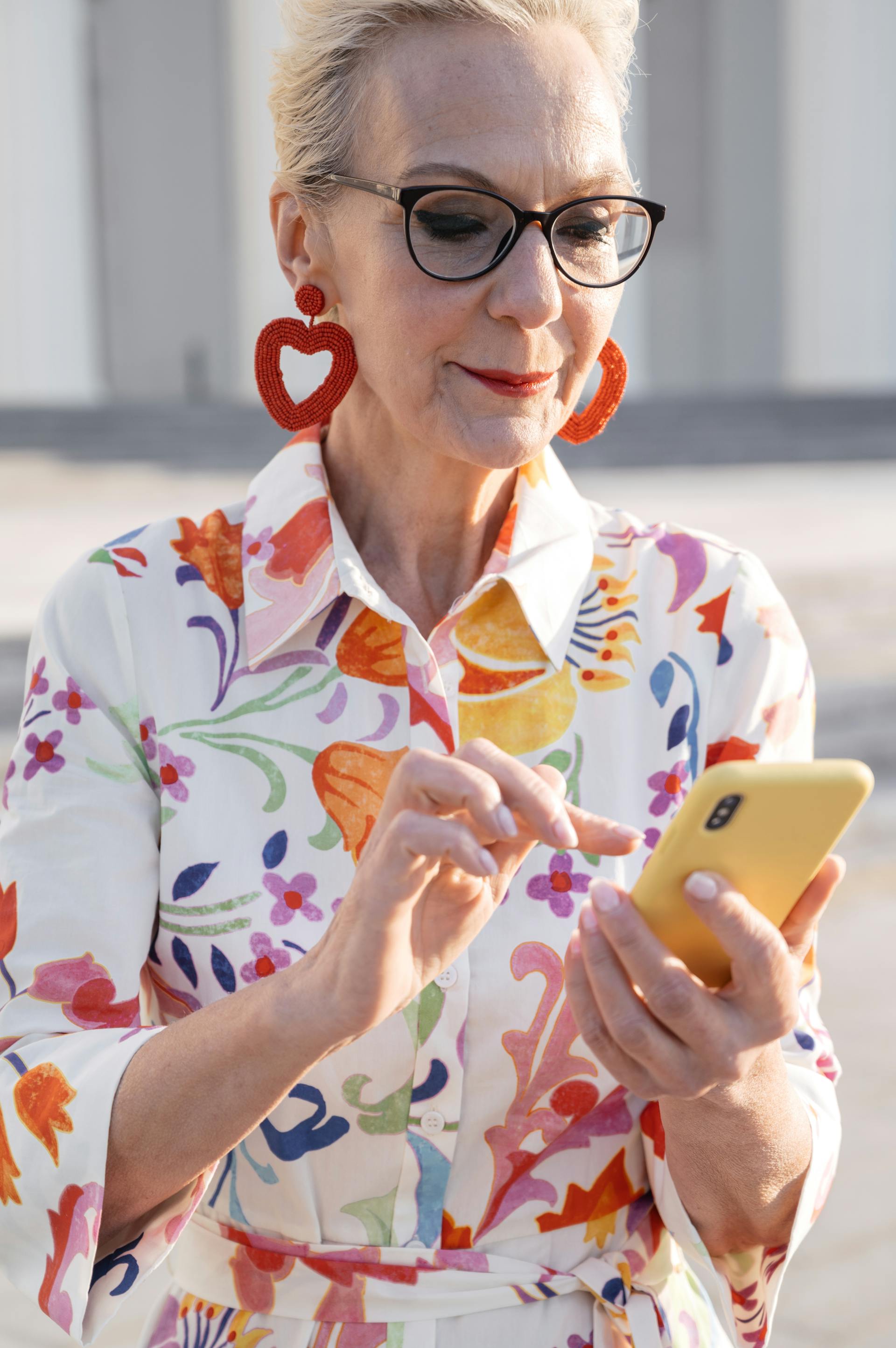 Une femme âgée utilisant son téléphone | Source : Pexels