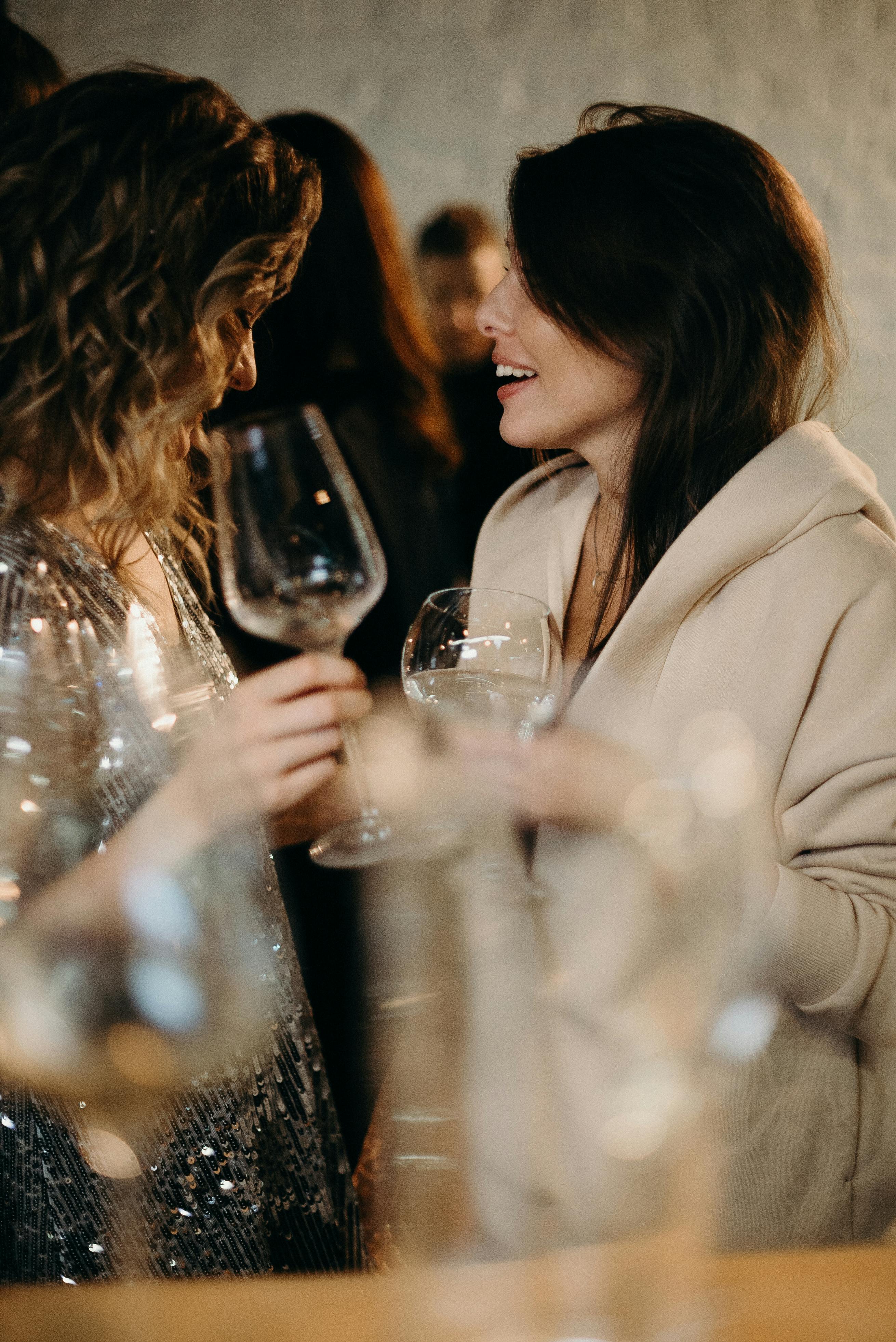 Femmes tenant des verres de vin | Source : Pexels