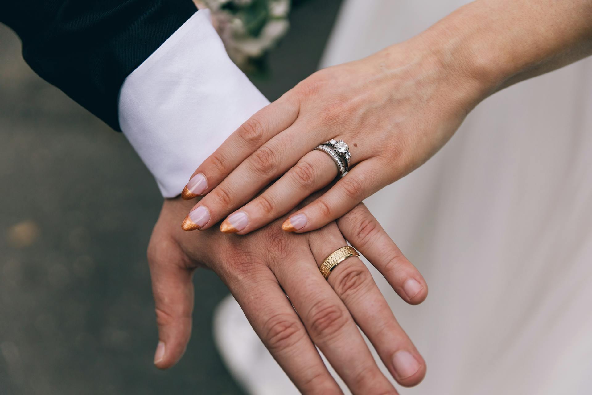 Un couple montrant ses bagues | Source : Pexels