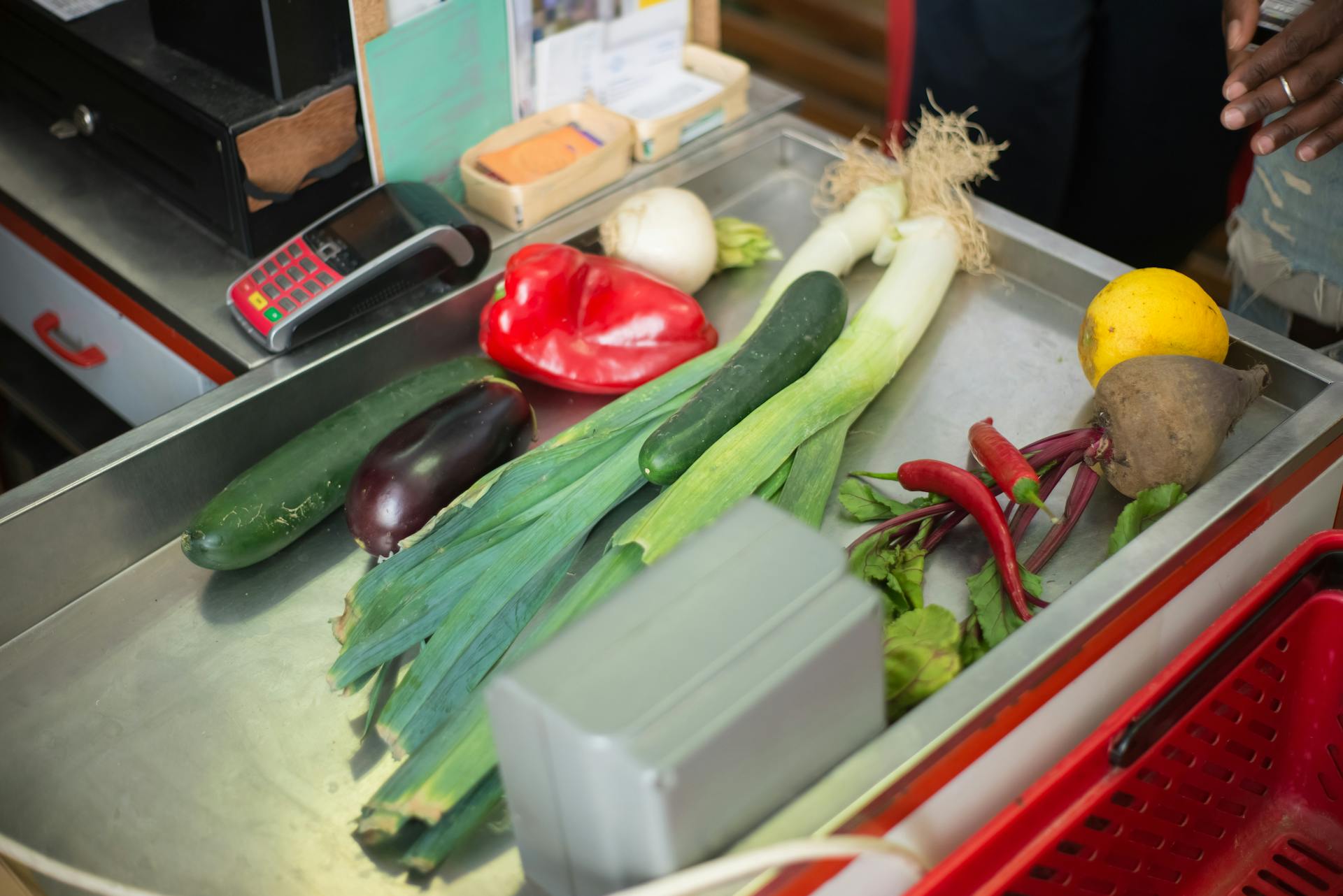Légumes sur le comptoir d'une épicerie | Source : Pexels