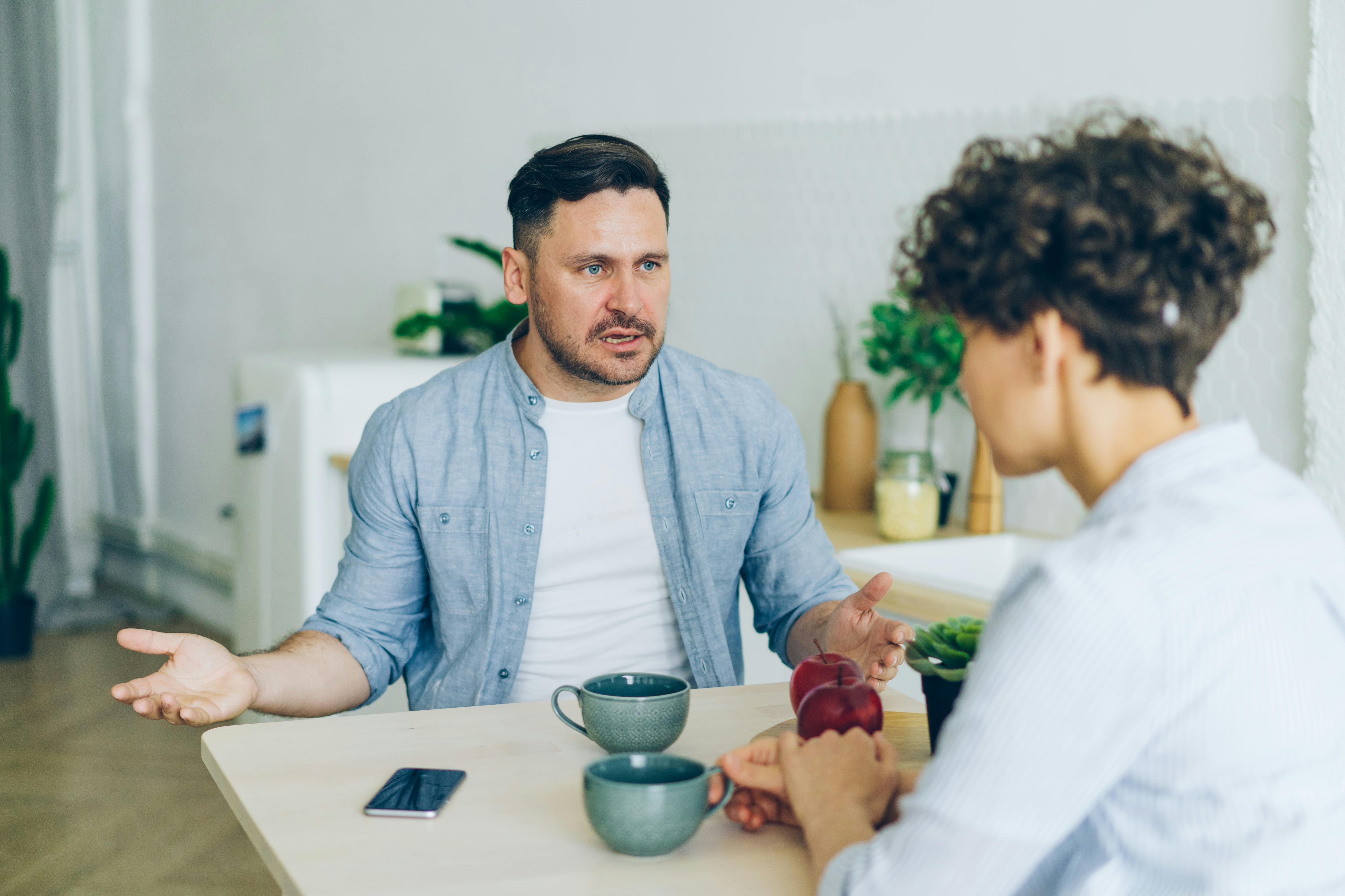 Un couple se dispute pendant le petit déjeuner | Source : Pexels