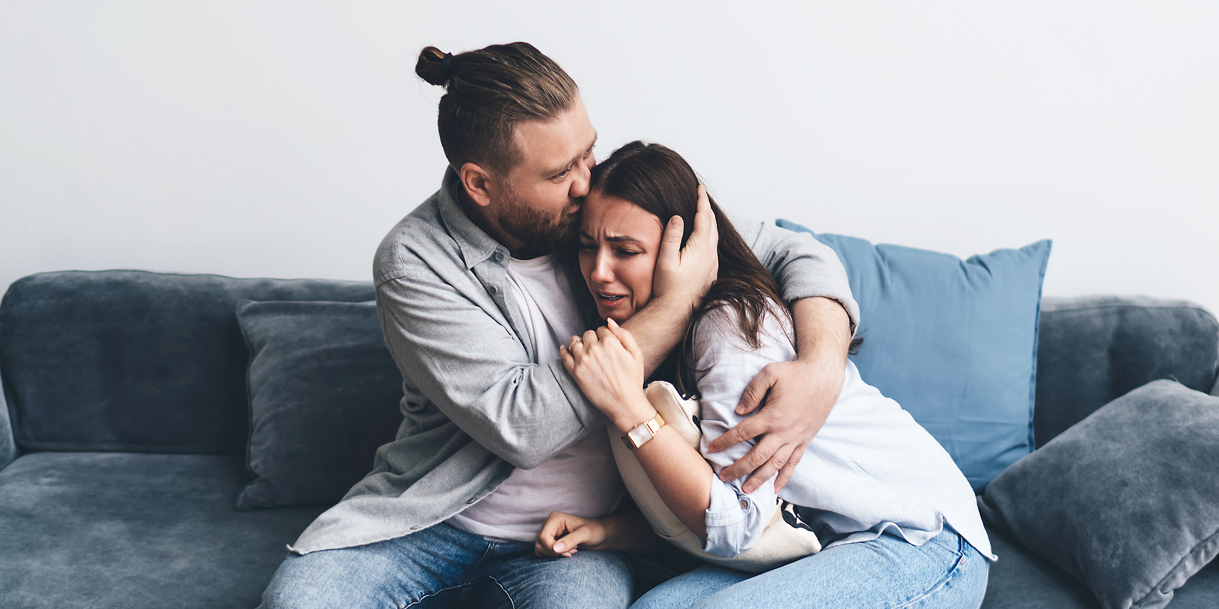 Un homme réconfortant une femme émotive | Source : Shutterstock