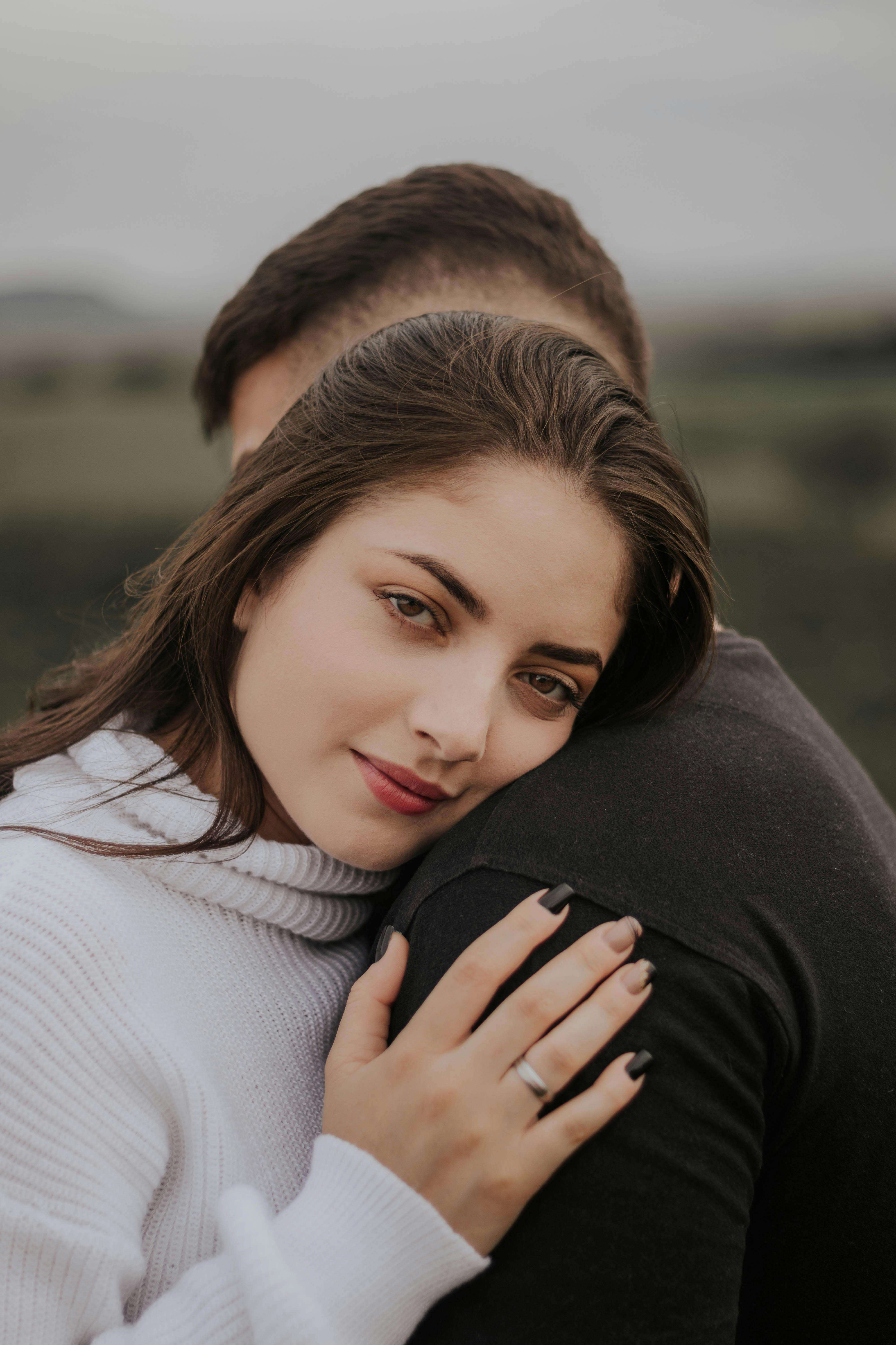 Une femme qui reçoit un câlin d'un homme | Source : Pexels