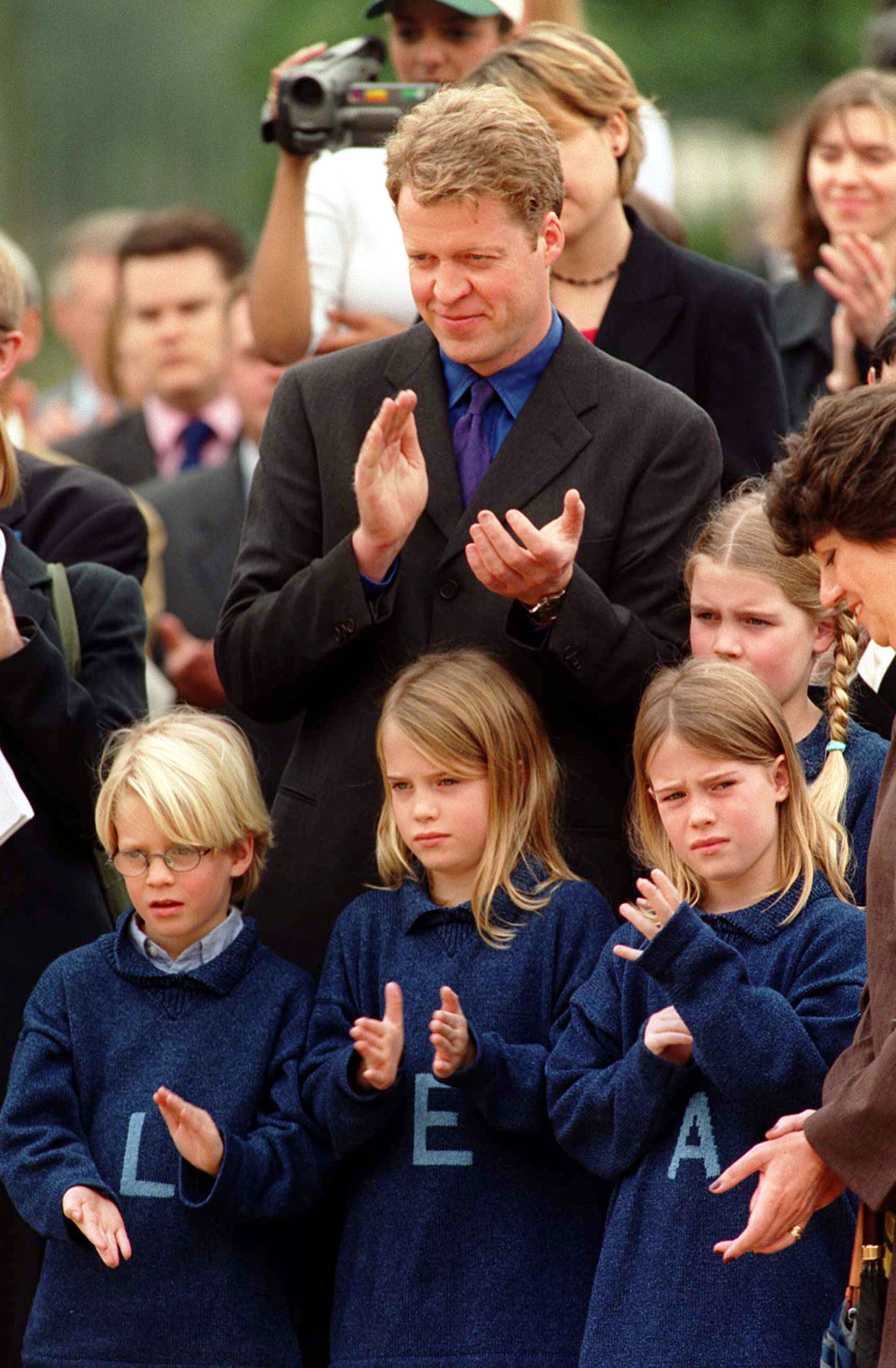 Louis, Charles, Lady Eliza, Lady Kitty et Lady Amelia Spencer lors de l'inauguration de l'aire de jeux commémorative de Diana, princesse de Galles, le 30 juin 2000, à Hyde Park, en Angleterre. | Source : Getty Images